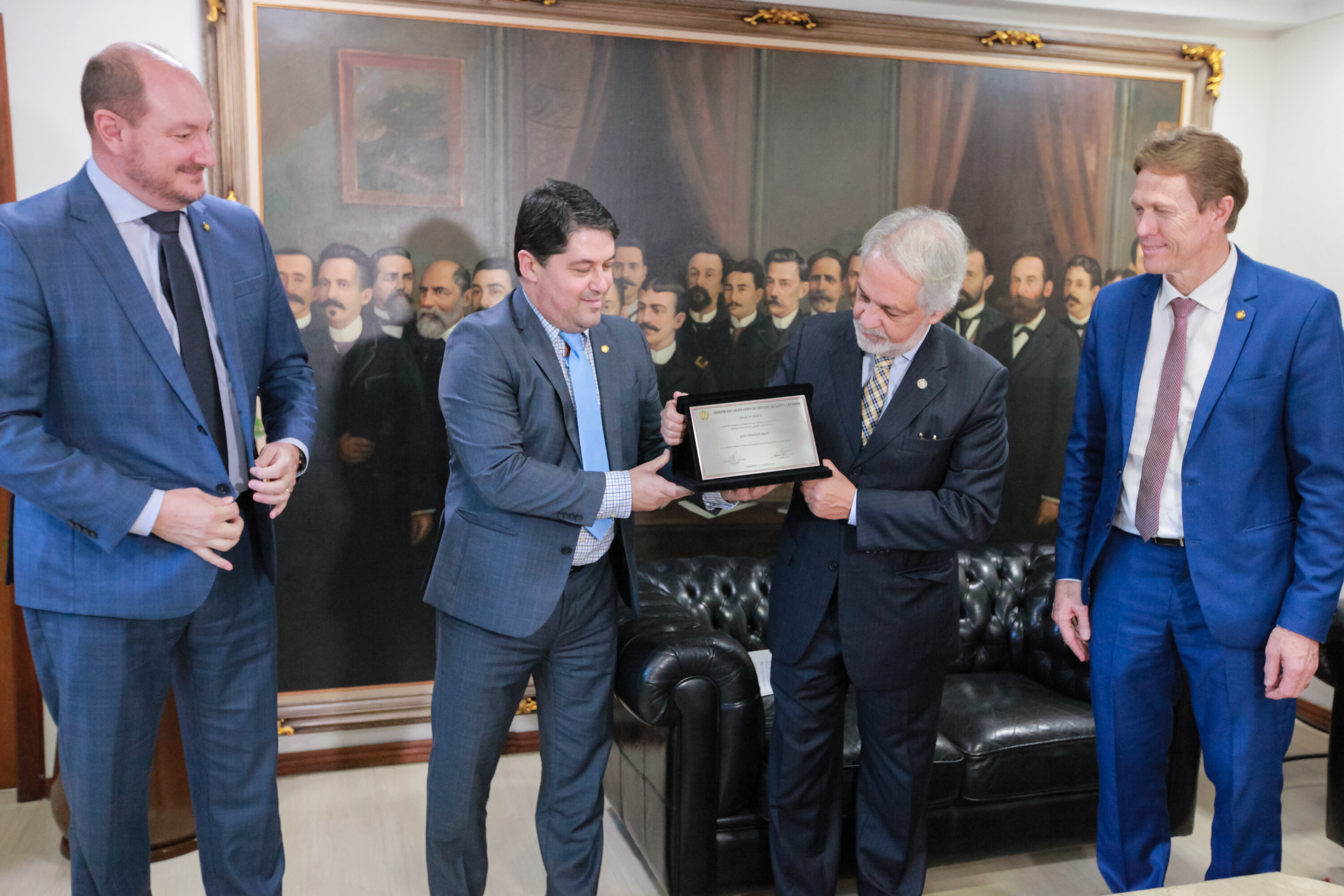 Presidente do Tribunal de Justiça é homenageado pela Assembleia