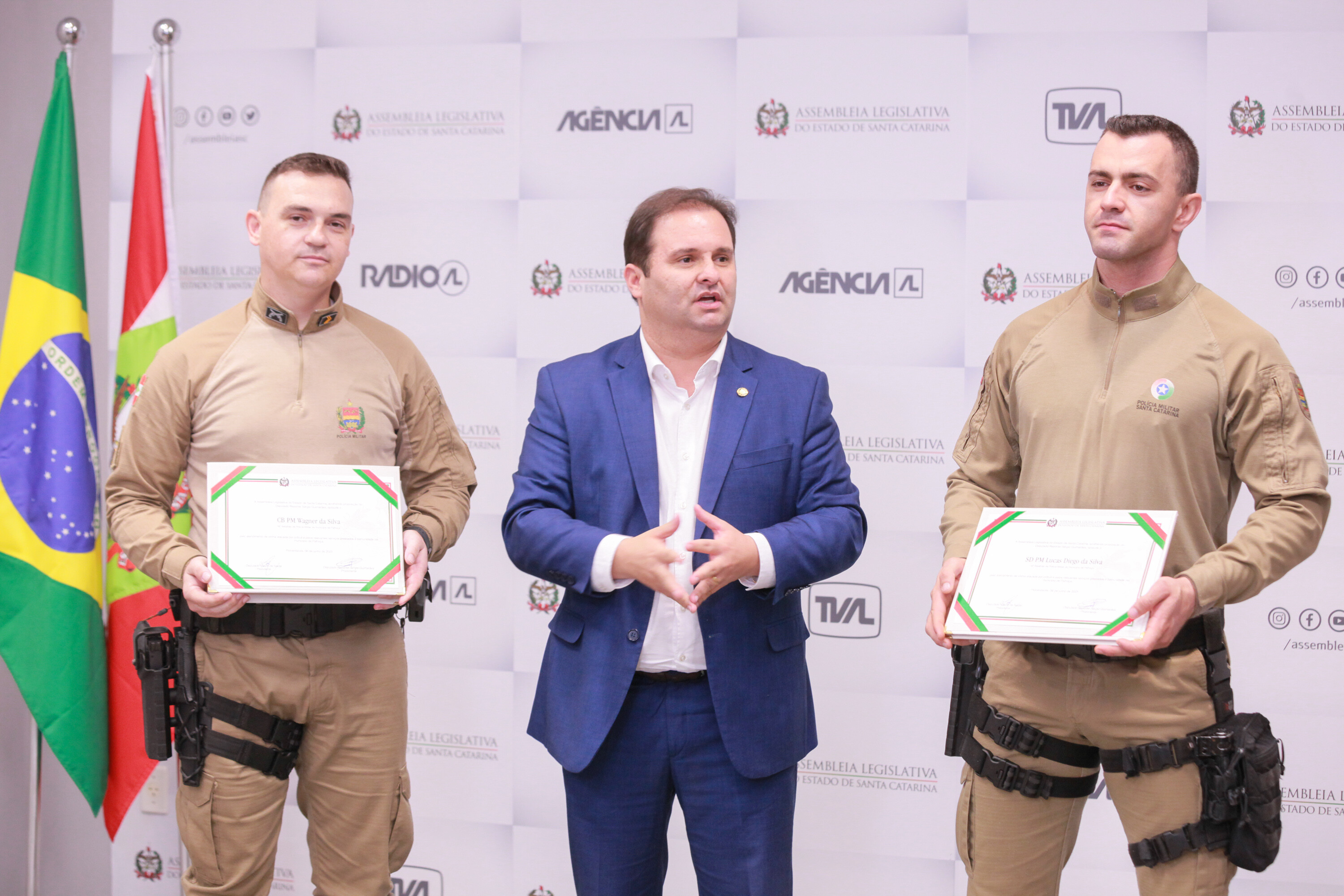 Cabo da PM Wagner da Silva (e) e o soldado da PM Lucas da Silva (d) receberam a moção apresentada pelo deputado Sergio Guimarães (União)