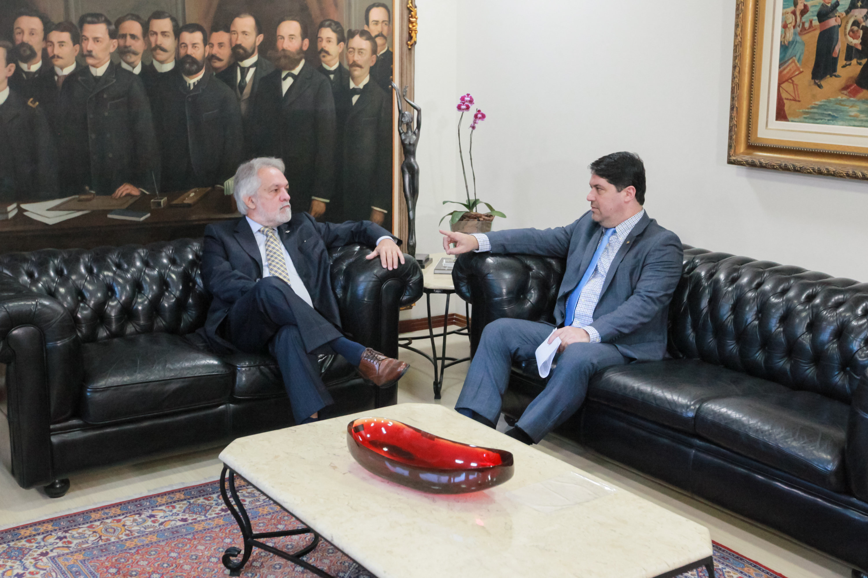 Deputado Emerson Stein entrega homenagem ao Desembargador João Henrique Blasi