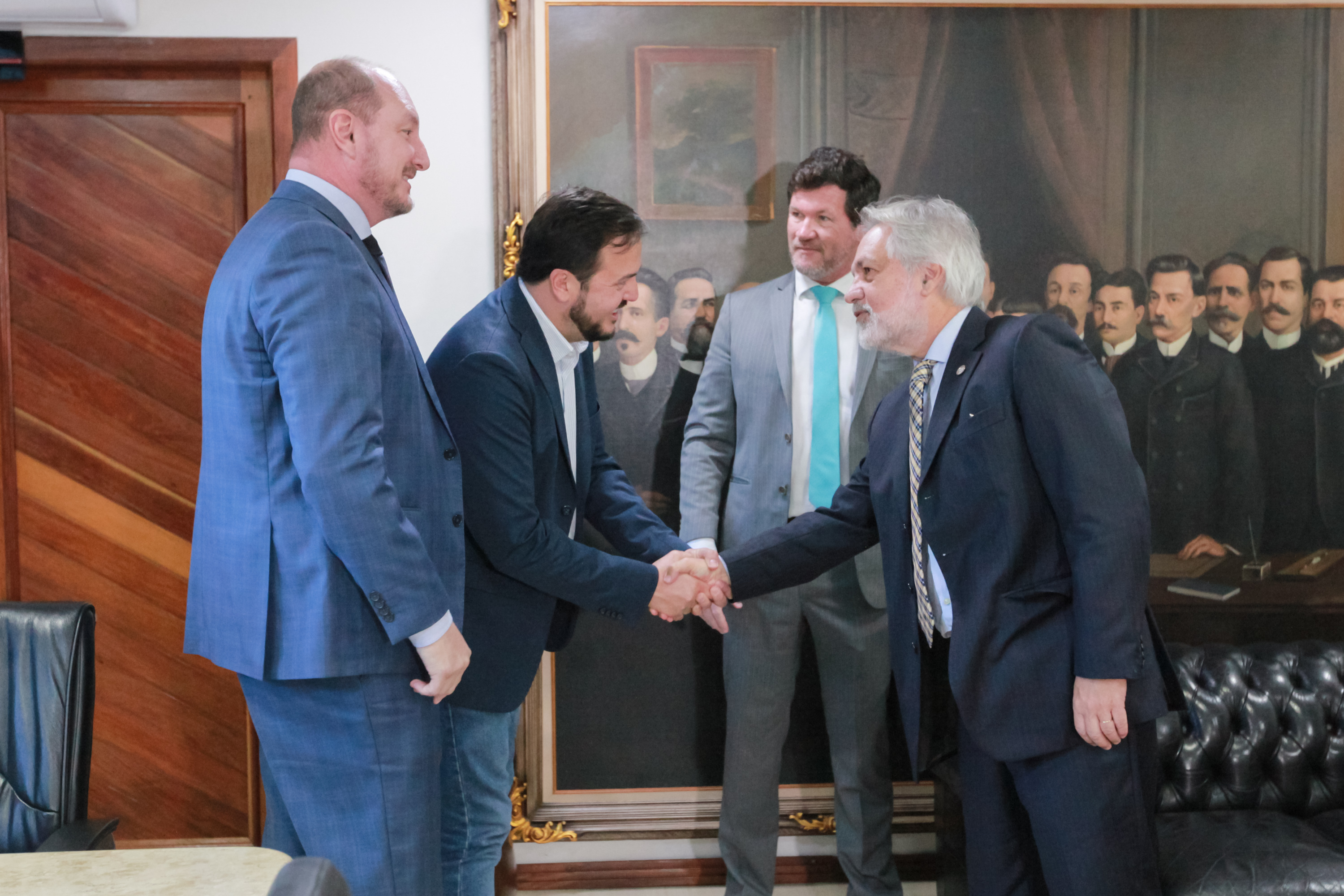 Deputado Emerson Stein entrega homenagem ao Desembargador João Henrique Blasi