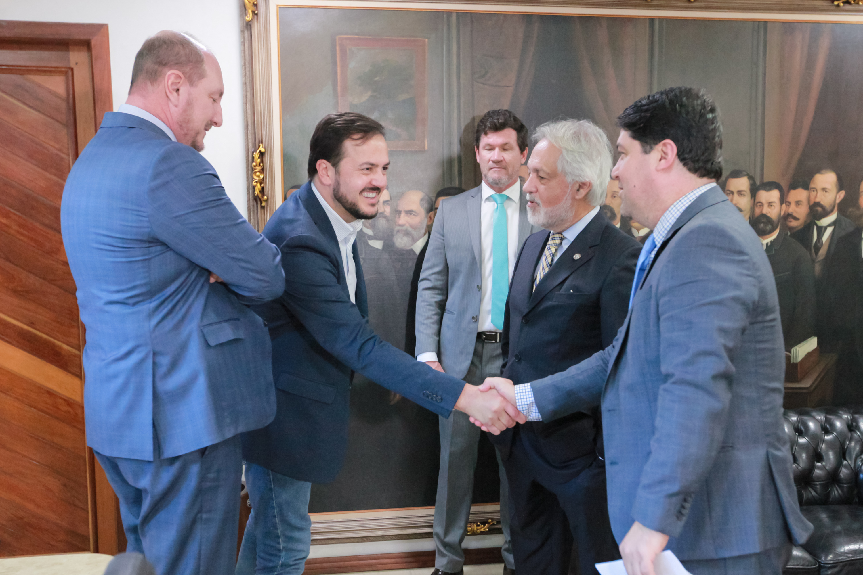 Deputado Emerson Stein entrega homenagem ao Desembargador João Henrique Blasi