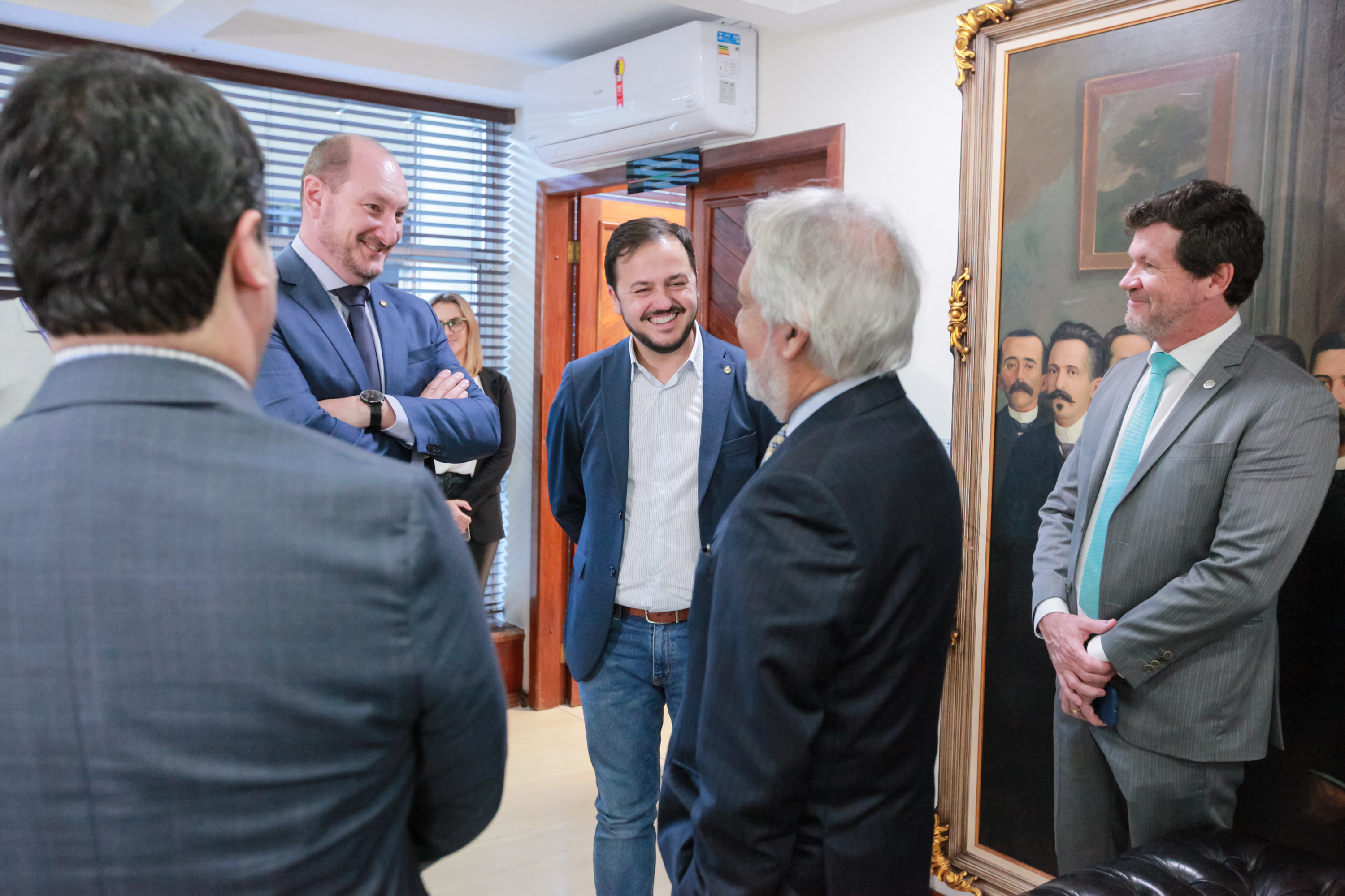 Deputado Emerson Stein entrega homenagem ao Desembargador João Henrique Blasi