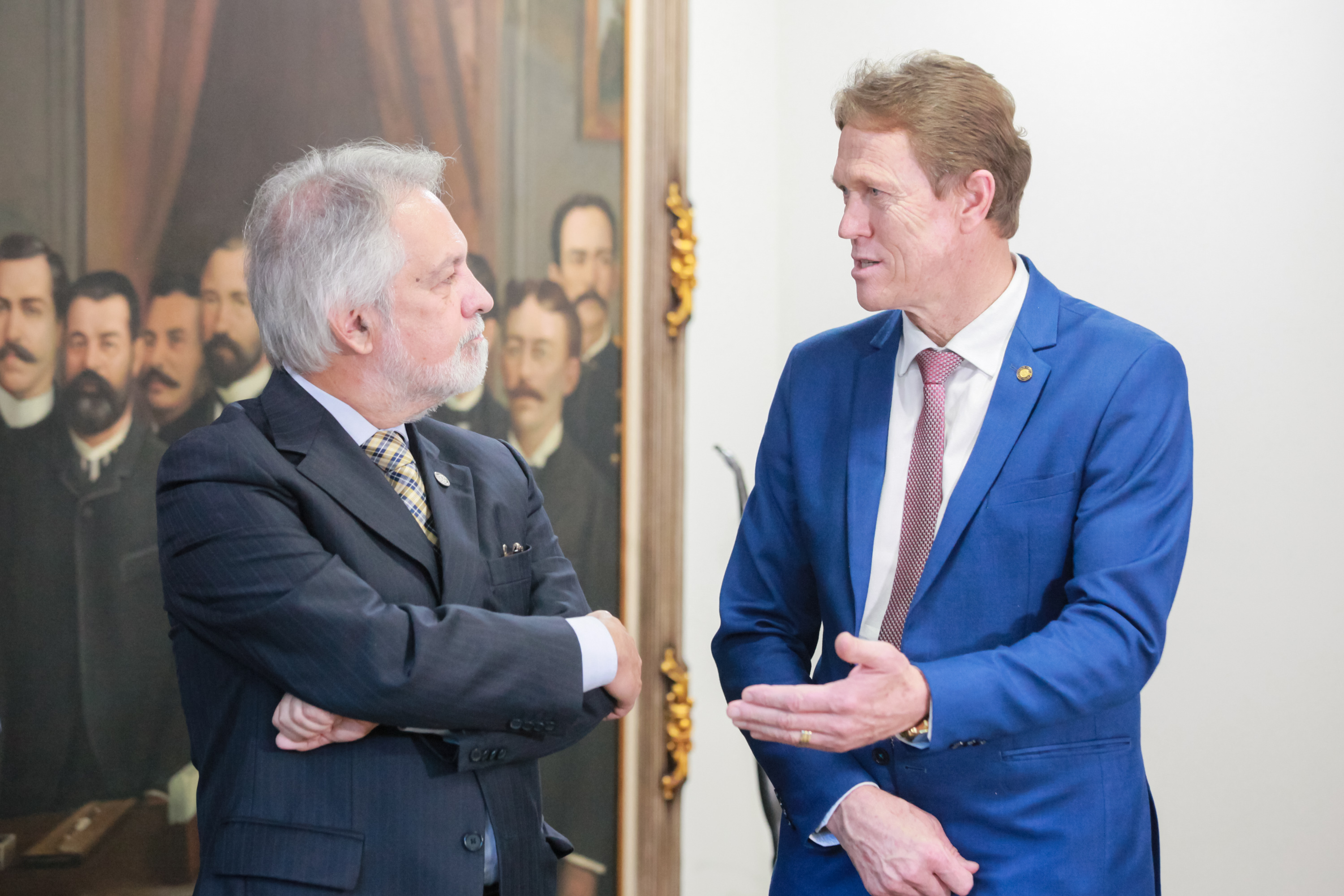 Deputado Emerson Stein entrega homenagem ao Desembargador João Henrique Blasi