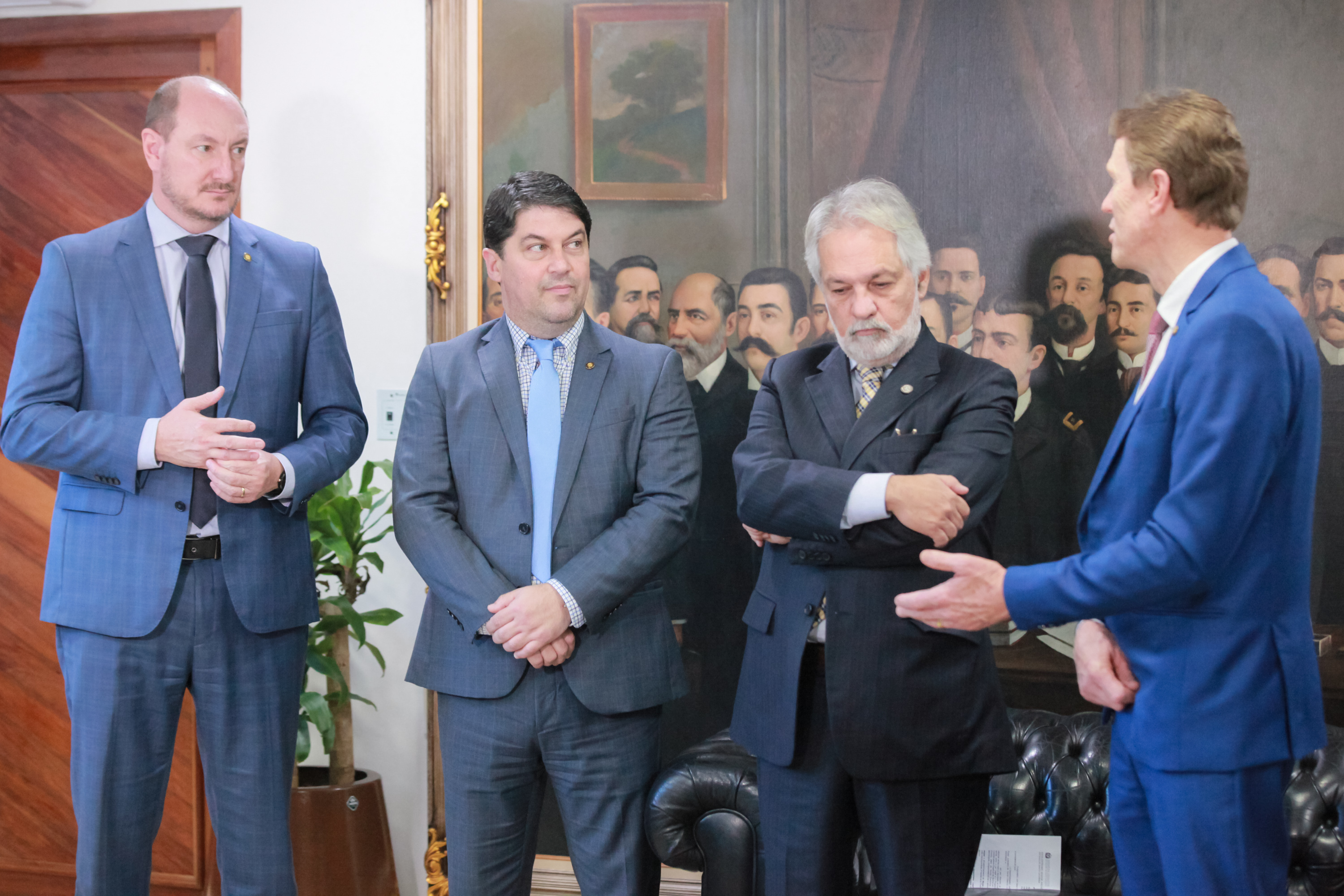 Deputado Emerson Stein entrega homenagem ao Desembargador João Henrique Blasi