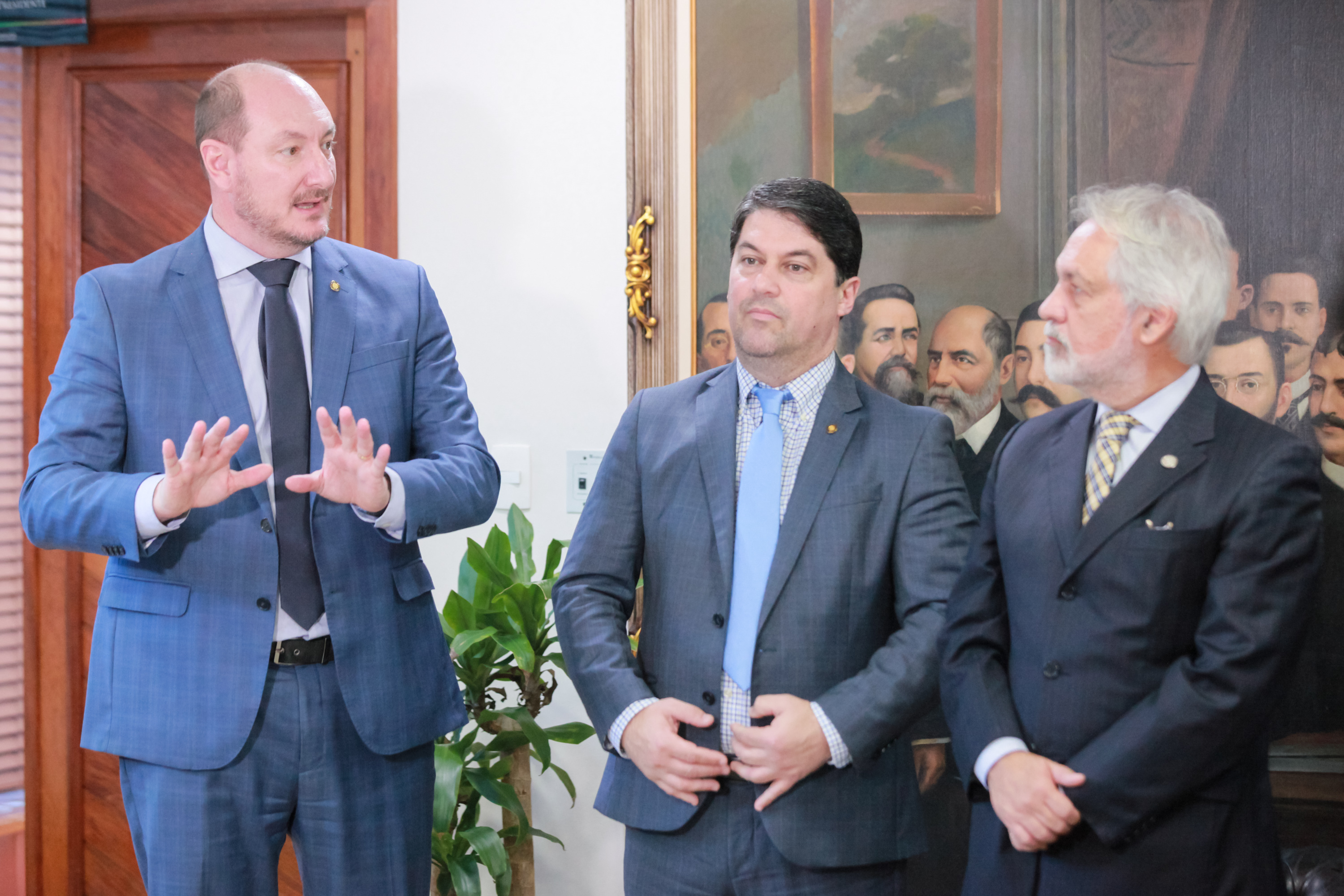 Deputado Emerson Stein entrega homenagem ao Desembargador João Henrique Blasi