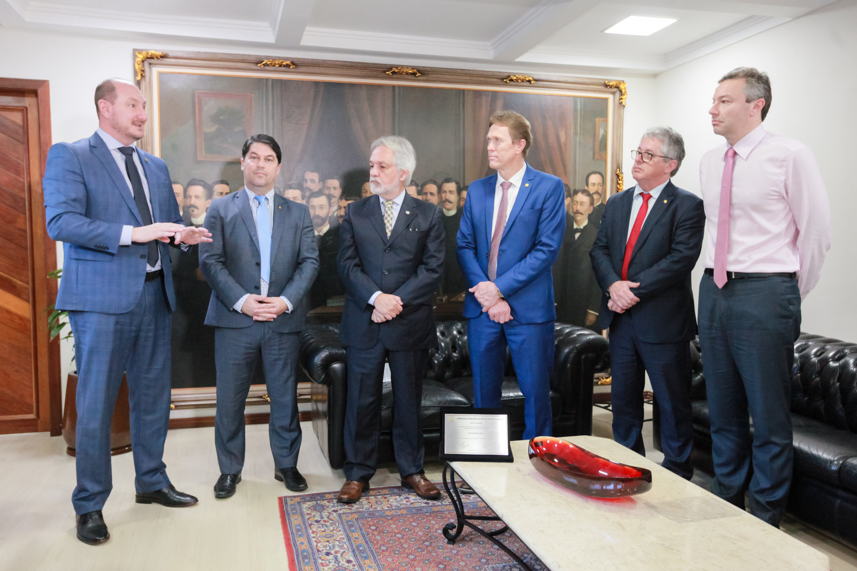 Deputado Emerson Stein entrega homenagem ao Desembargador João Henrique Blasi