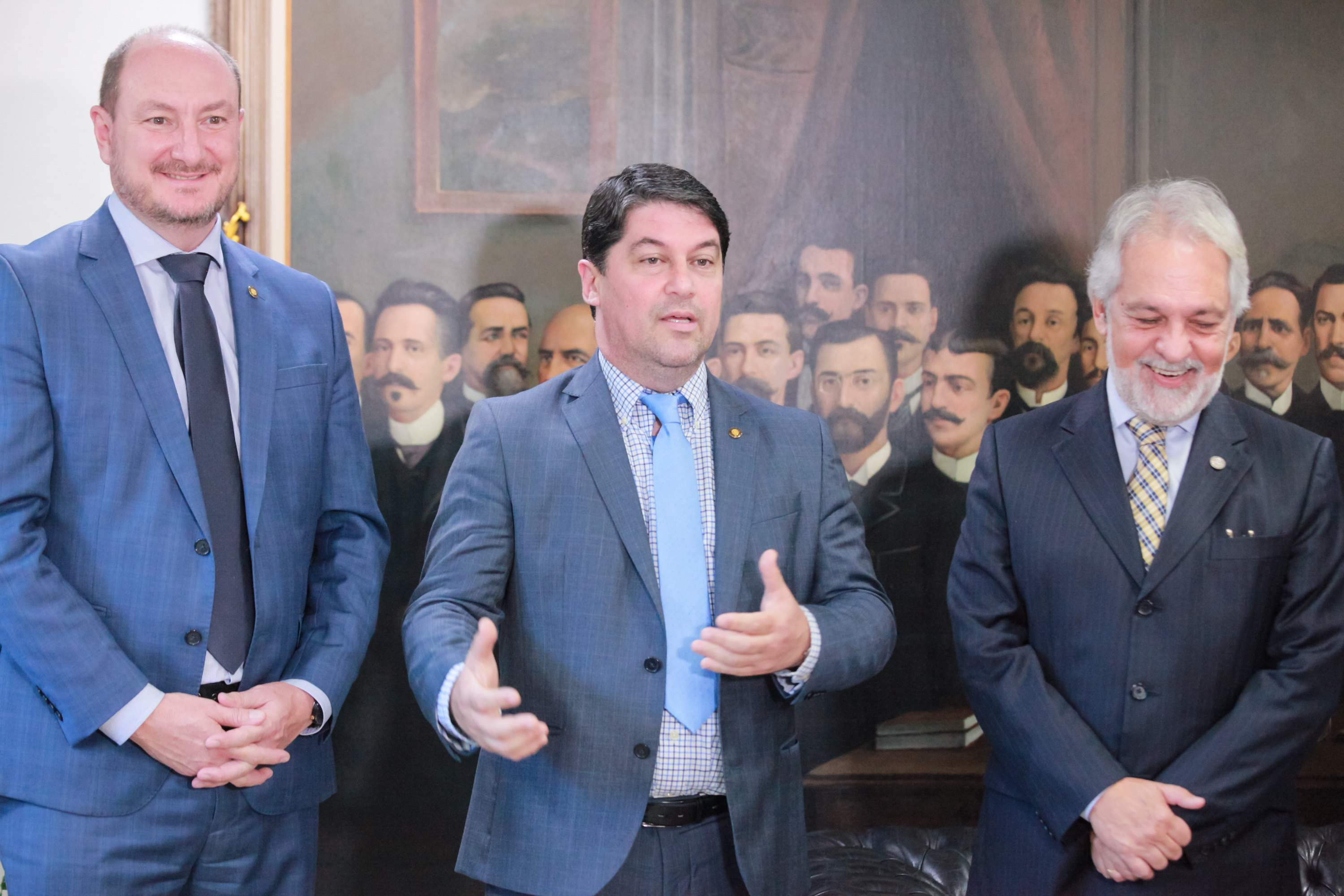 Deputado Emerson Stein entrega homenagem ao Desembargador João Henrique Blasi