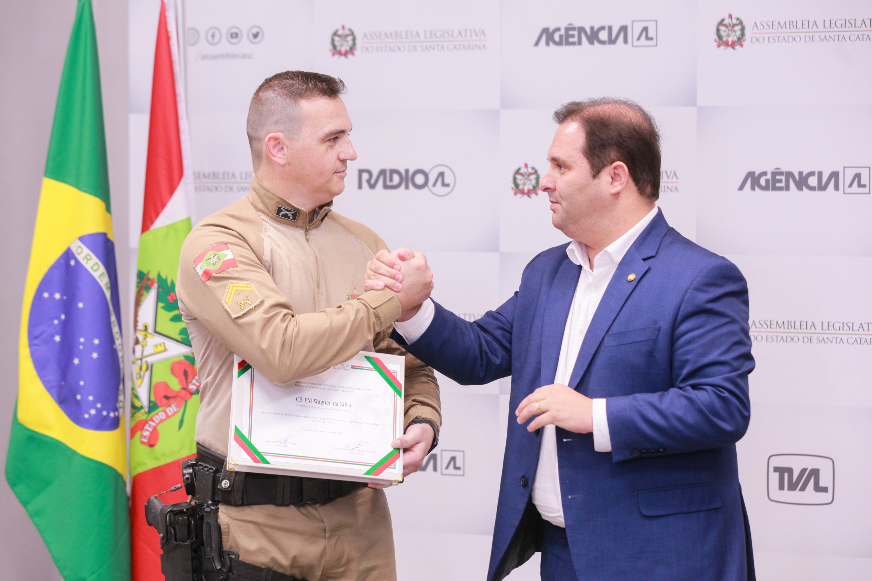 Deputado Sérgio Guimarães entrega Moção de Aplauso a policiais pelo atendimento de vítima de pitbull