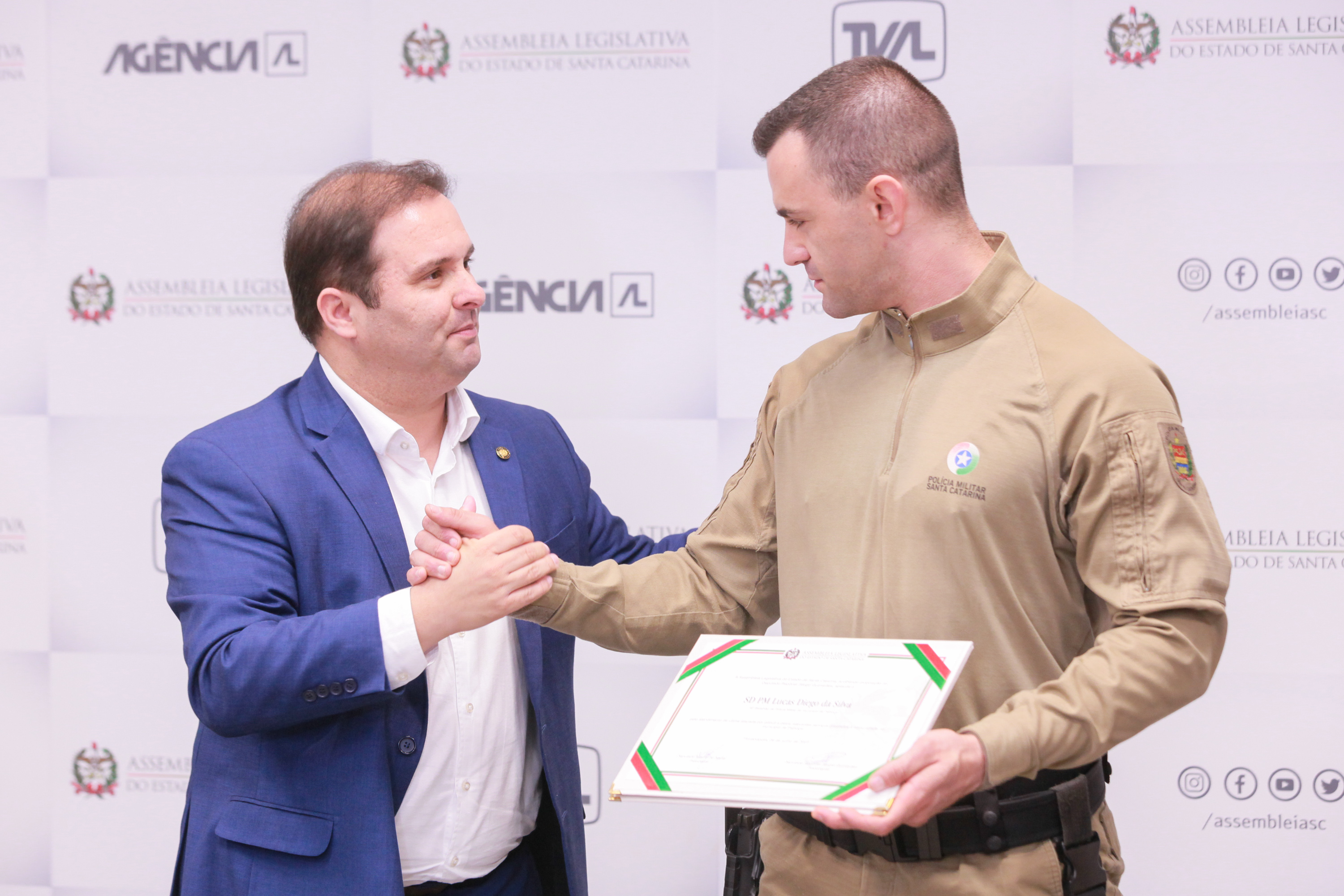Deputado Sérgio Guimarães entrega Moção de Aplauso a policiais pelo atendimento de vítima de pitbull