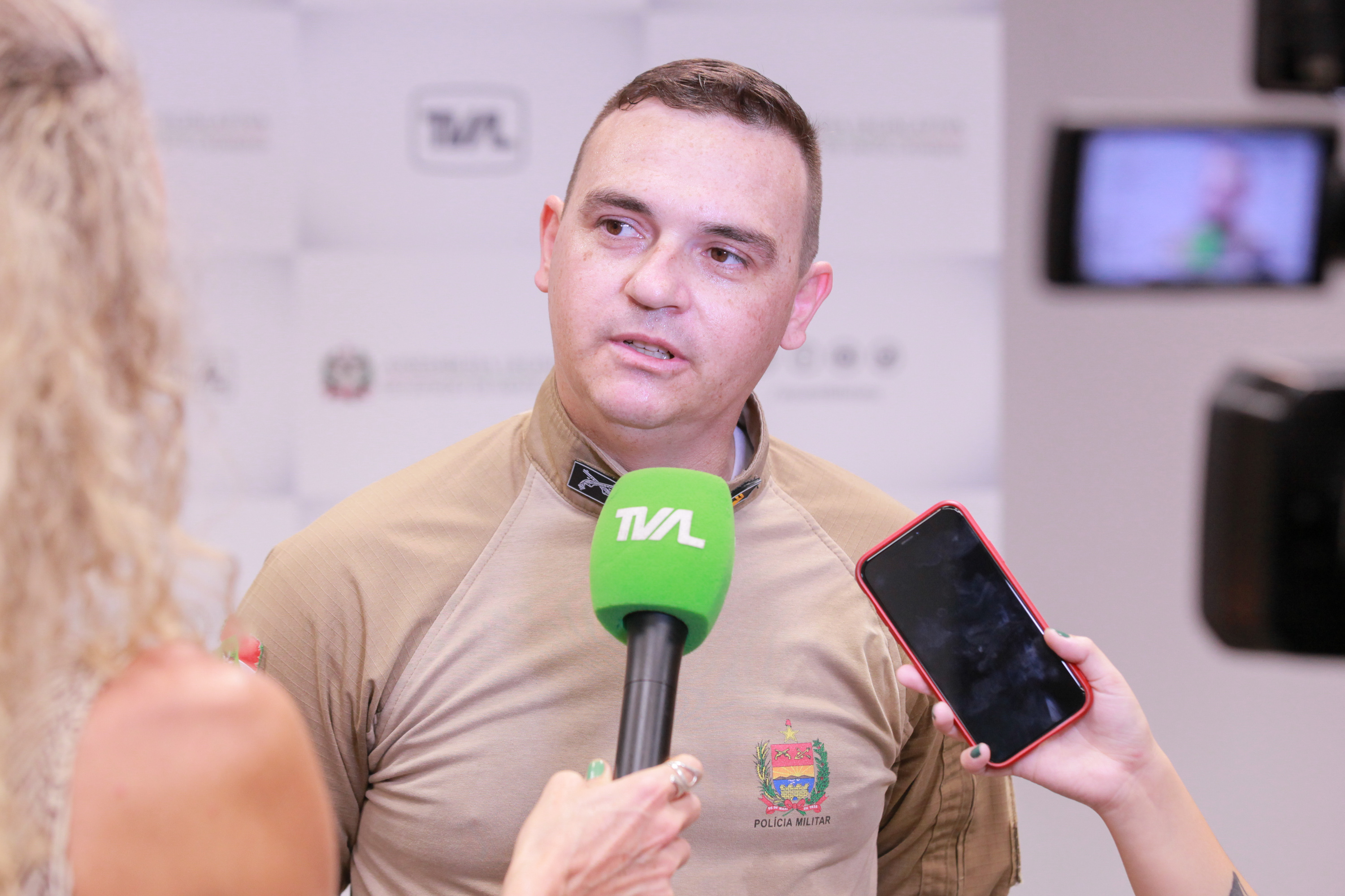 Deputado Sérgio Guimarães entrega Moção de Aplauso a policiais pelo atendimento de vítima de pitbull