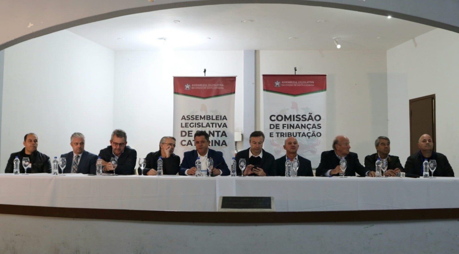 Fotos: Lideranças políticas, empresariais e comunitárias defenderam os benefícios da municipalização do Complexo Esportivo do Sesi durante audiência p