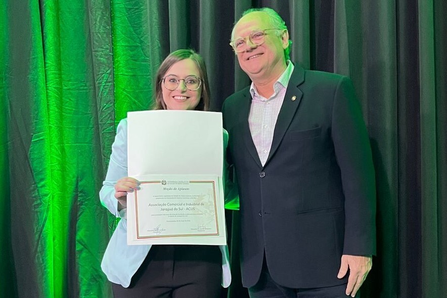 A presidente da Acijs, Ana Clara Franzner Chiodini, recebe a moção da Alesc sobre os 85 anos da entidade. FOTO: Divulgação
