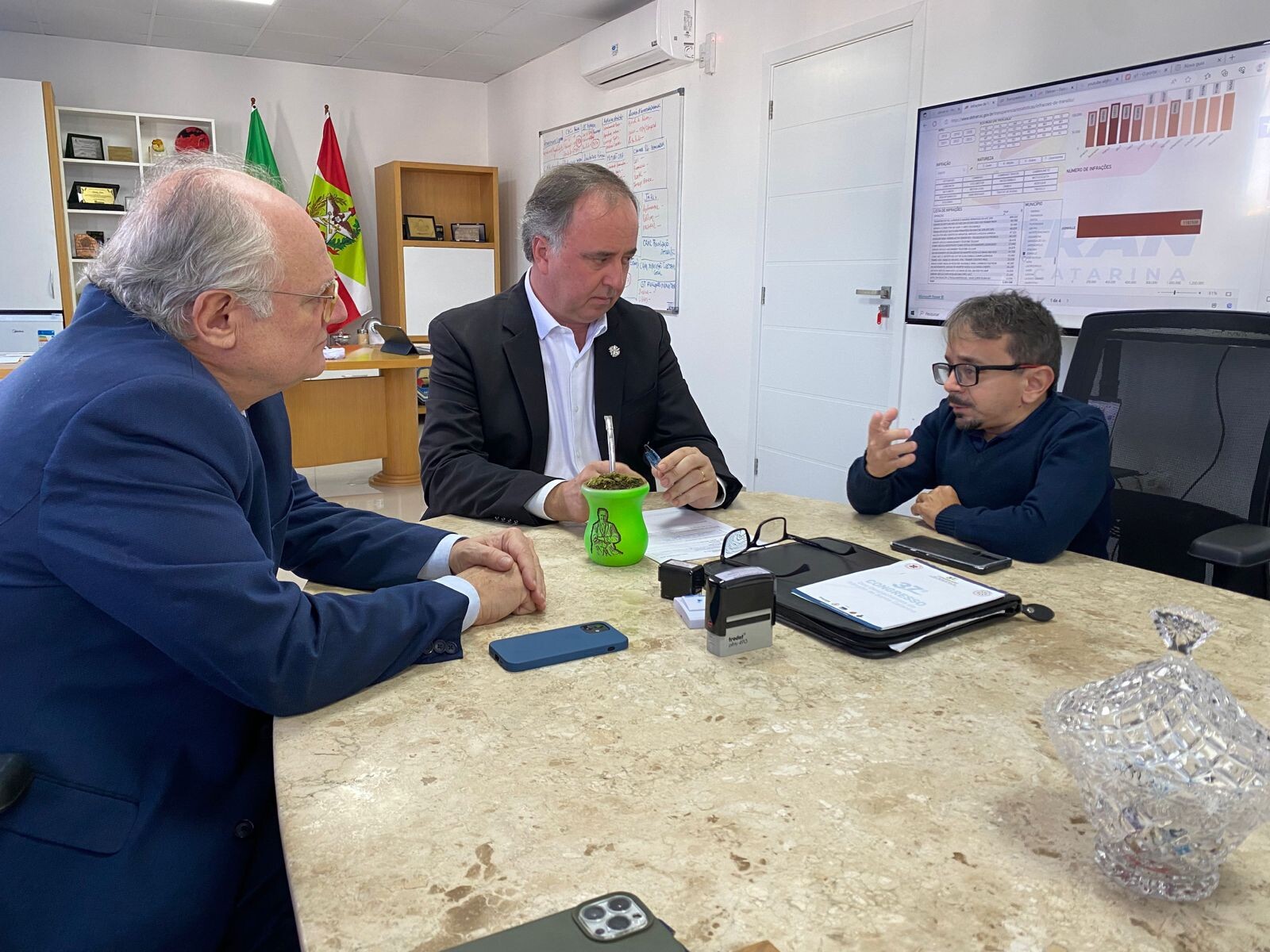 Deputado e vereador se reuniram com o presidente do Detran, Kennedy Nunes. FOTO: Divulgacao