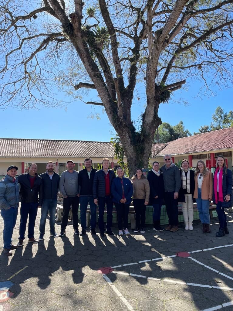 Deputado Volnei Weber, lideranças e professores no Pinheiral, em Braço do Norte