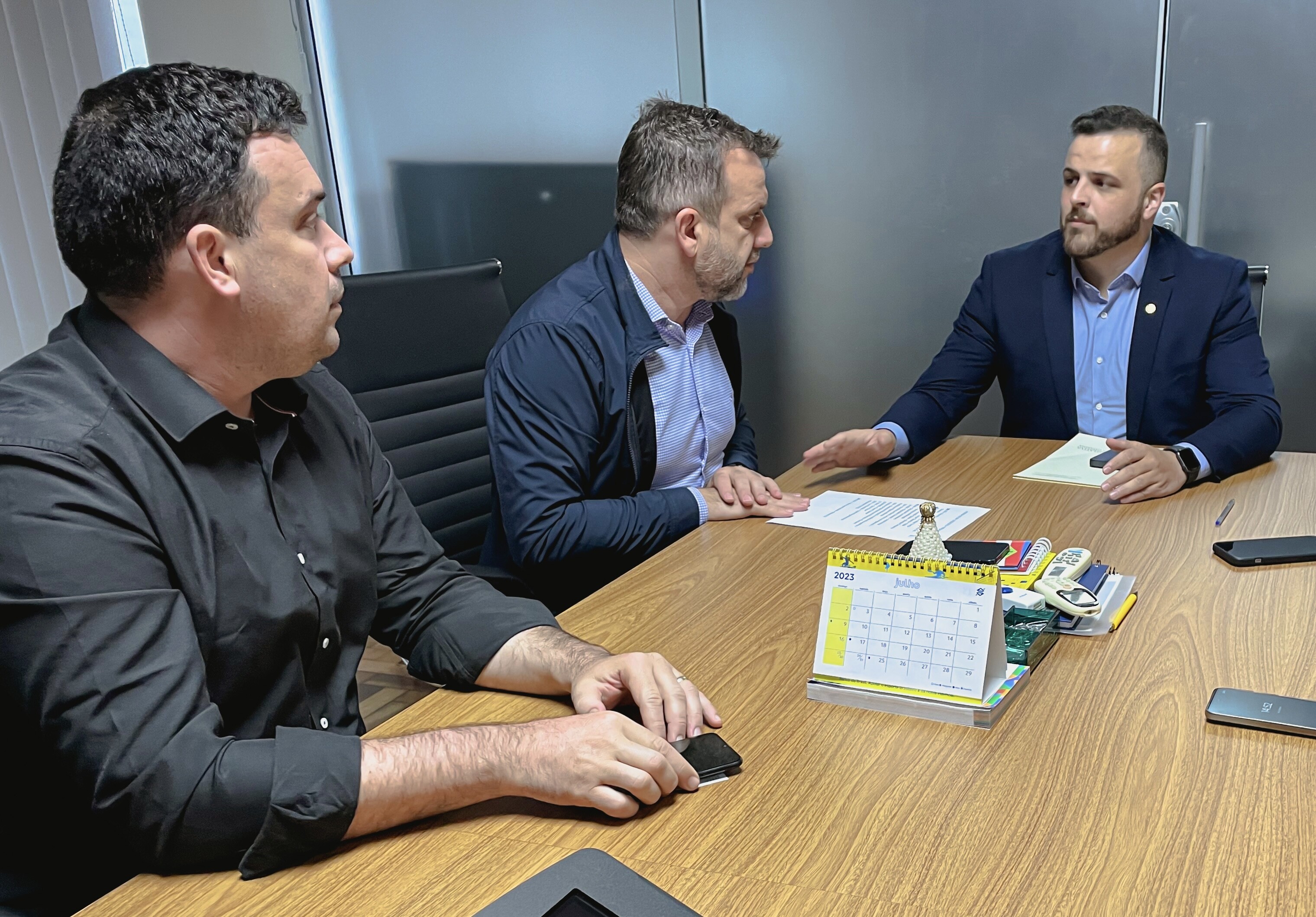 Deputado Lucas Neves se reuniu com o secretário Jerry Comper para discutir a obra. FOTO: Divulgação