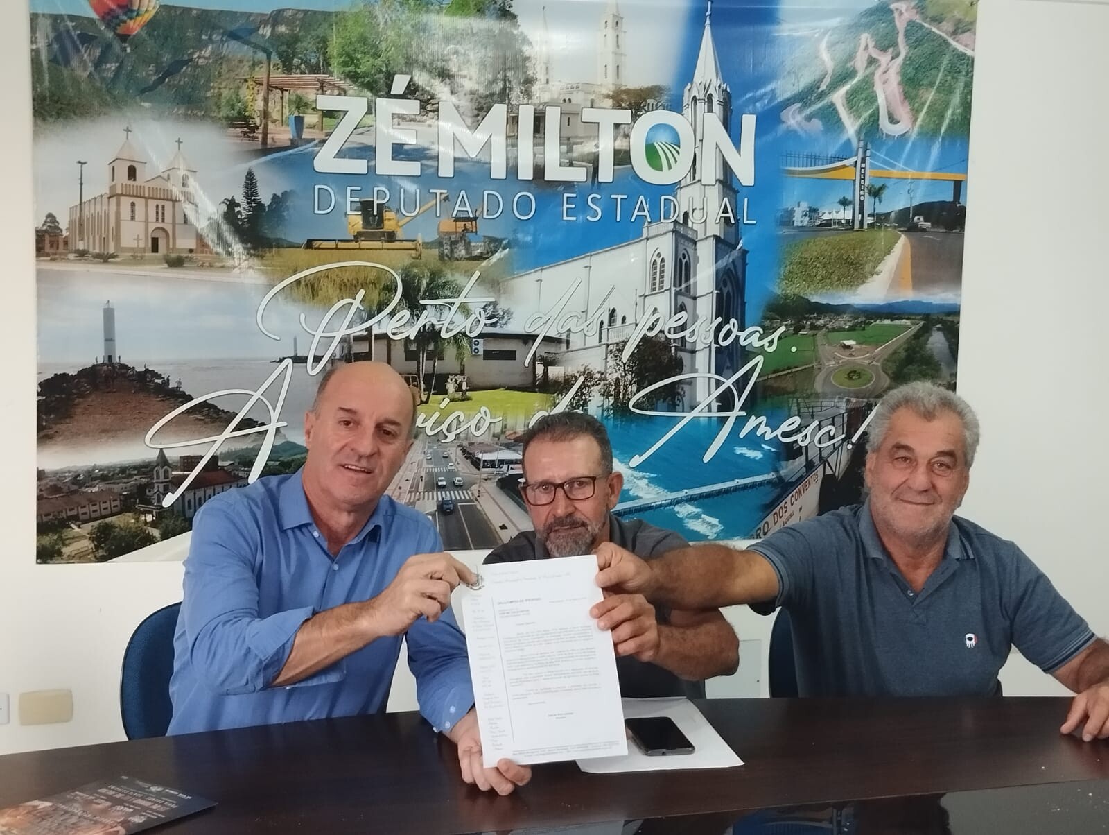Deputado José Milton Scheffer e lideranças de Praia Grande