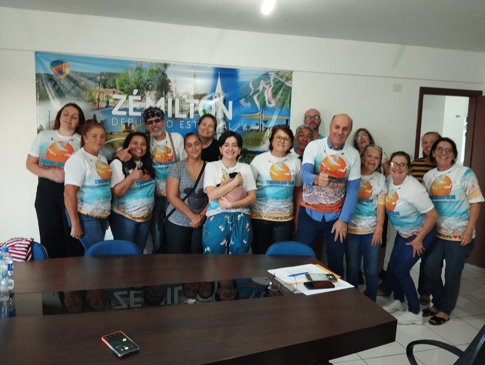 Deputado José Milton Scheffer e ativistas em prol dos animais de Balneário Gaivota,