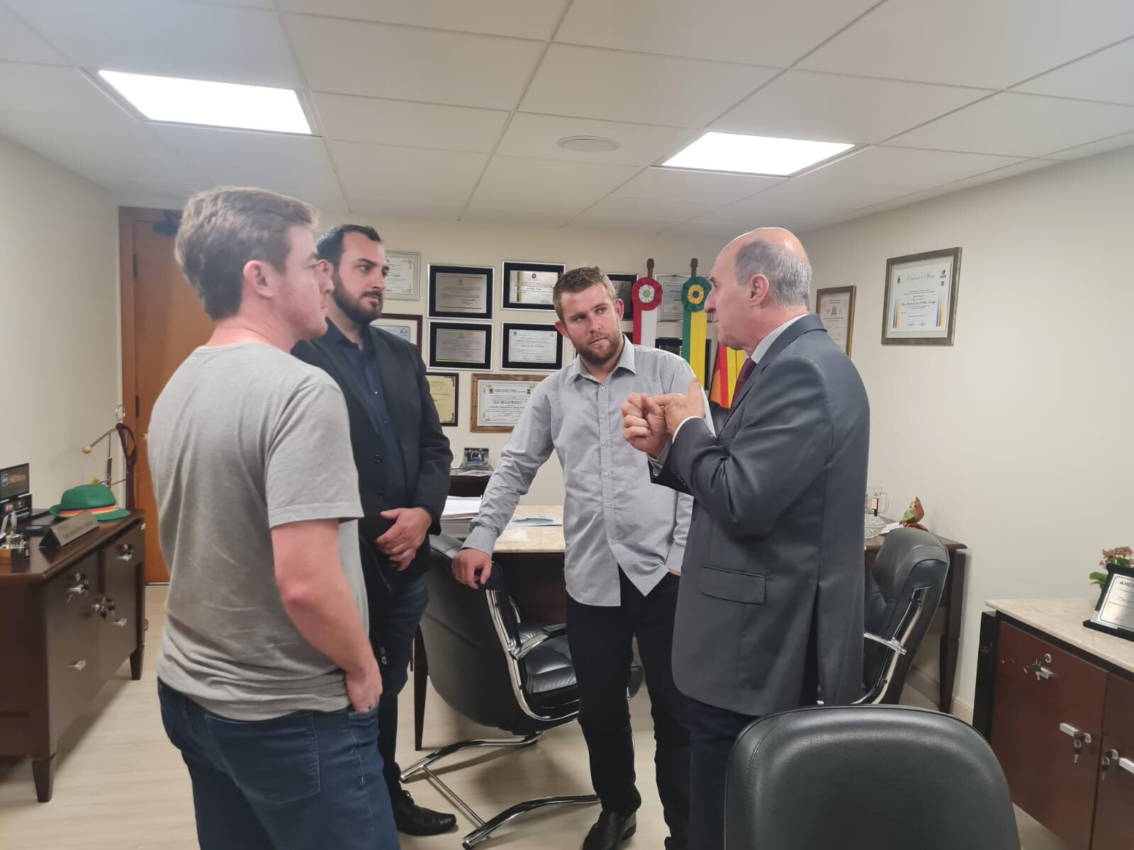 Deputado José Milton Scheffer e lideranças de Jacinto Machado,