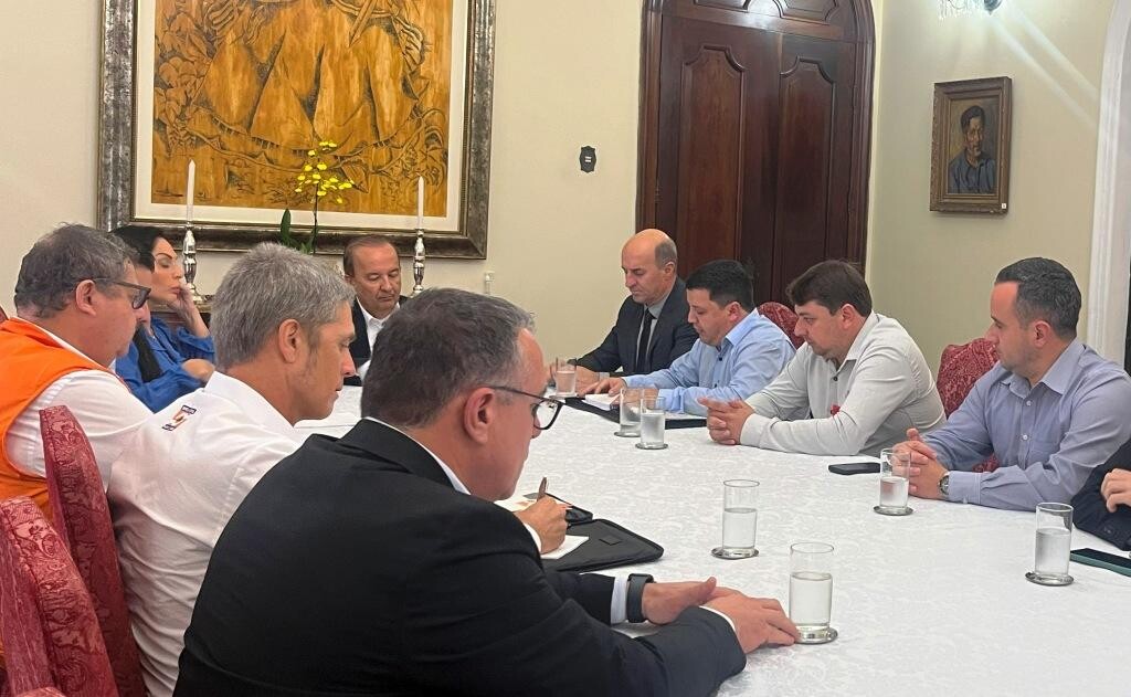 Deputado Zé Milton participa de reunião com o governador para tratar da liberação dos recursos. FOTO: Divulgação