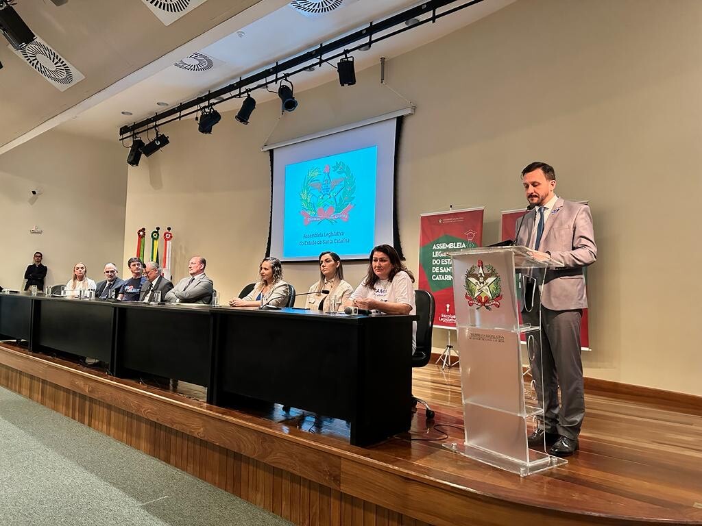 Deputado Pepê Collaço fala em seminário sobre autismo no auditório Antonieta de Barros FOTO: Luiz Prudêncio