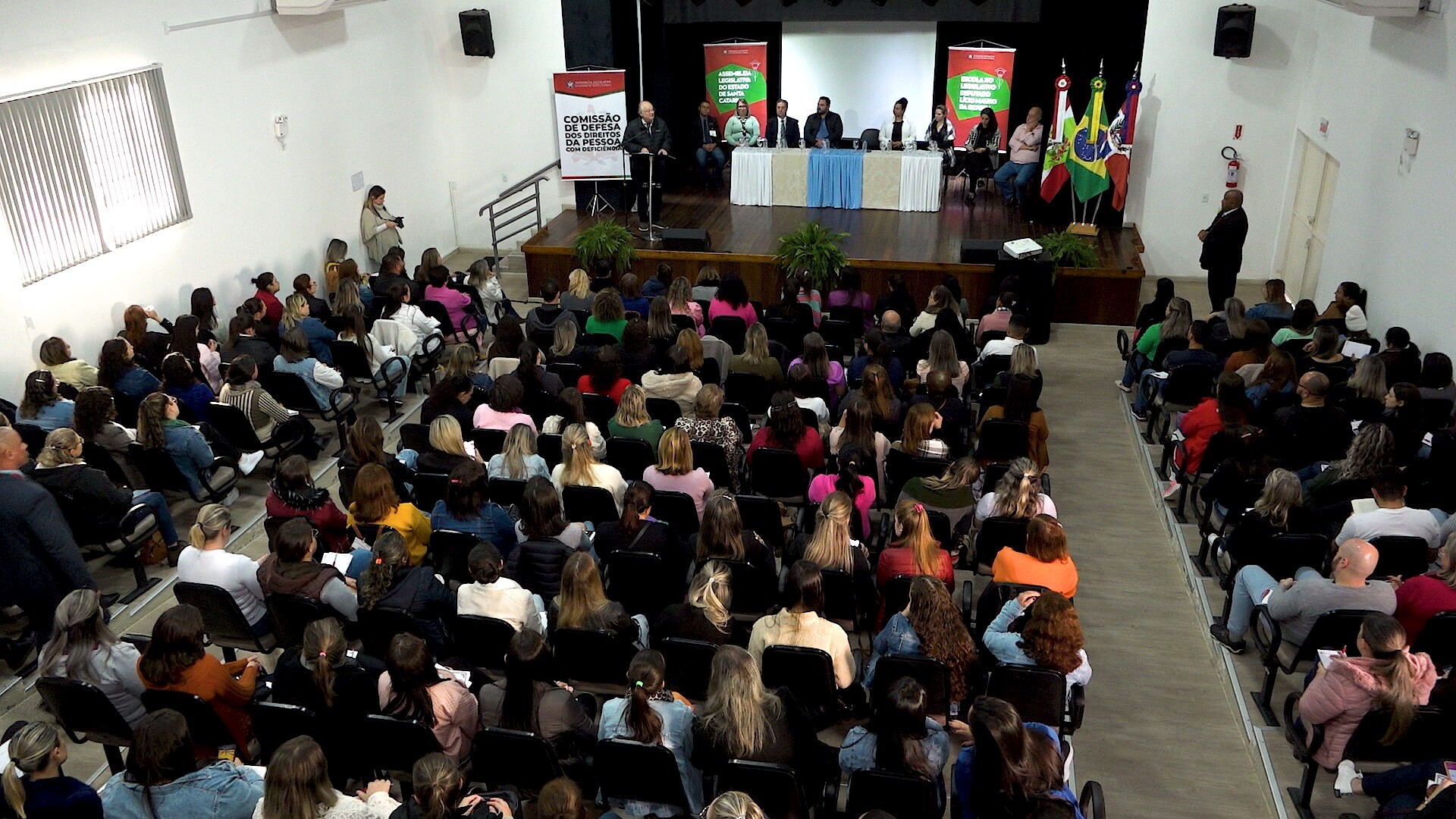 Seminário reúne cerca de 300 profissionais da educação até esta sexta-feira (23).