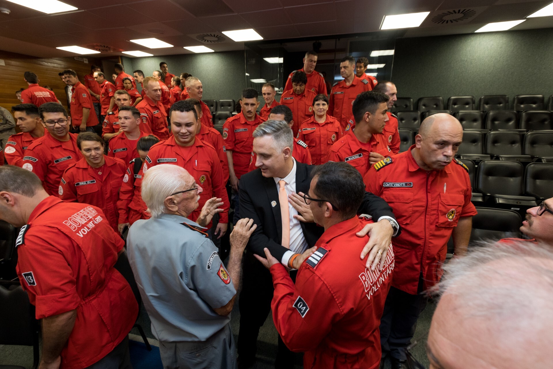 Deputado Matheus Cadorin e bombeiros voluntários