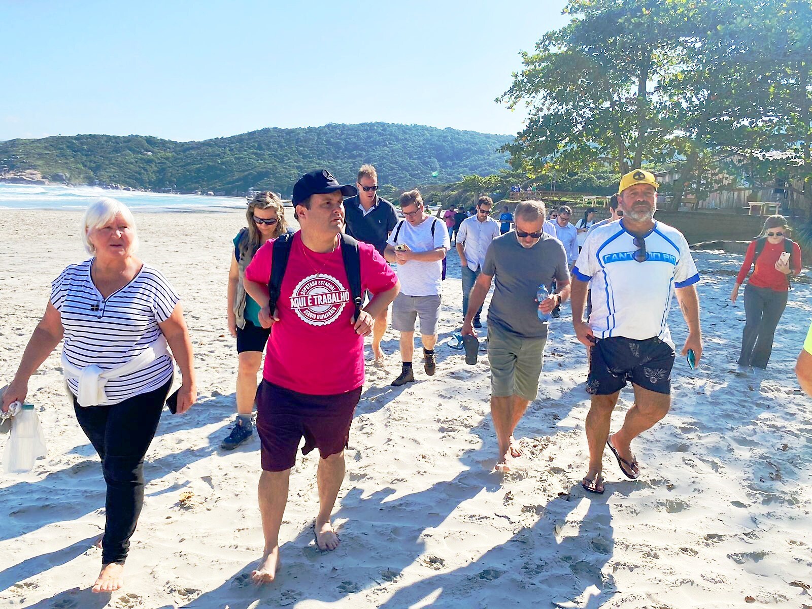 Deputado Sérgio Guimarães e comitiva em visita à praia de Naufragados FOTO: Rodrigo Sampaio