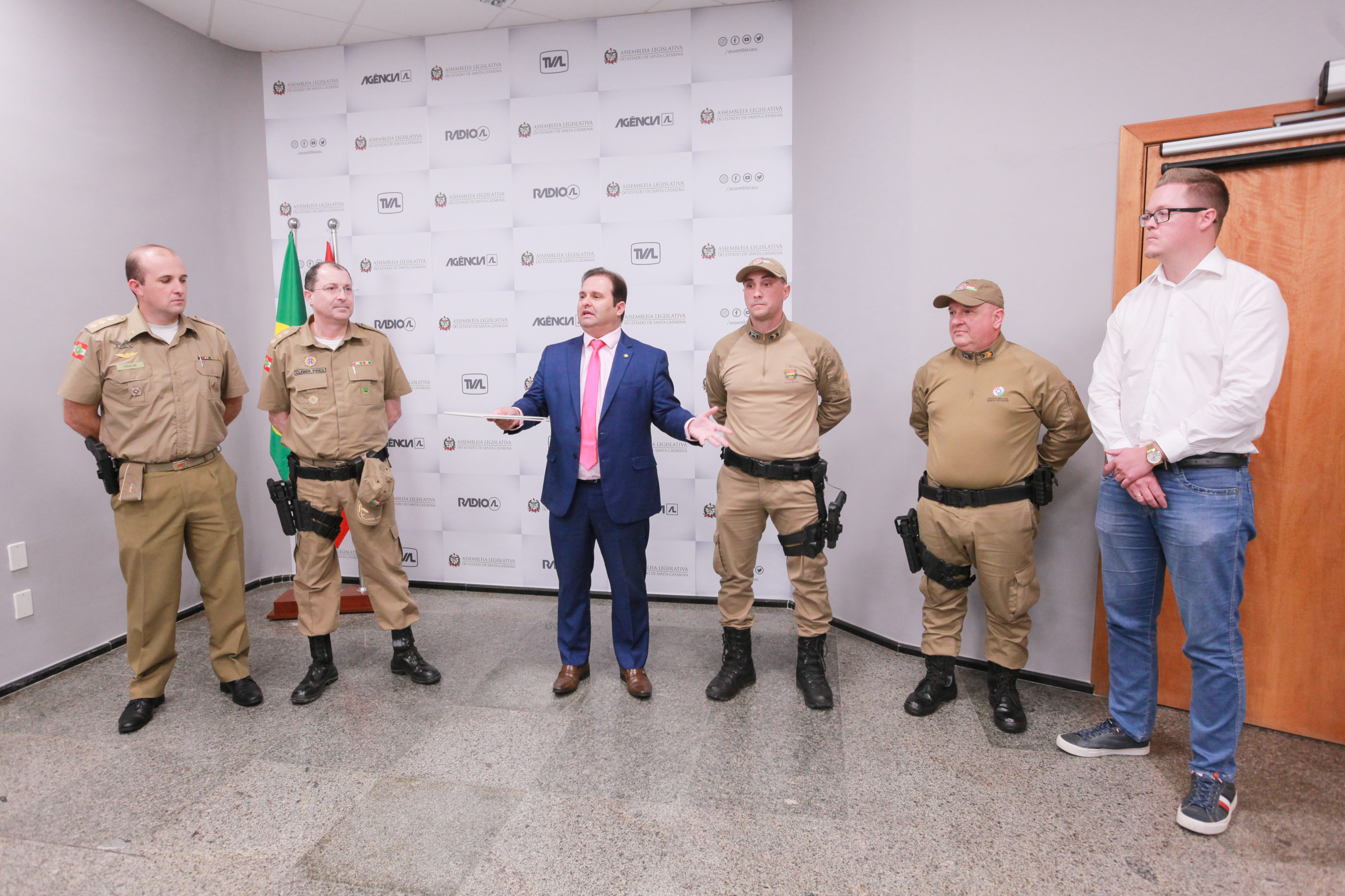 Deputado Sérgio Guimarães entrega Moção de Aplauso a policial Cristiano Manoel Luiz