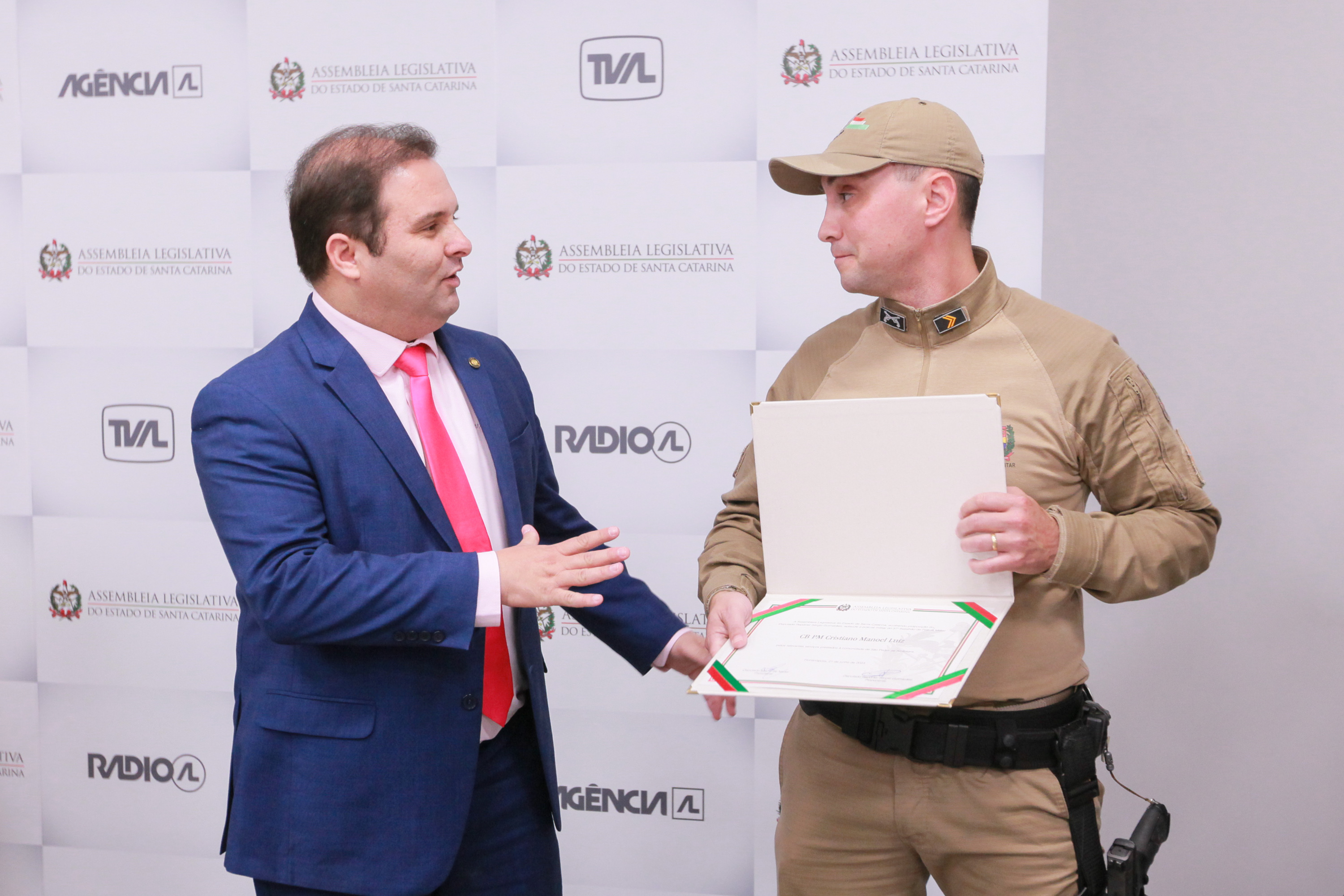 Deputado Sérgio Guimarães entrega Moção de Aplauso a policial Cristiano Manoel Luiz