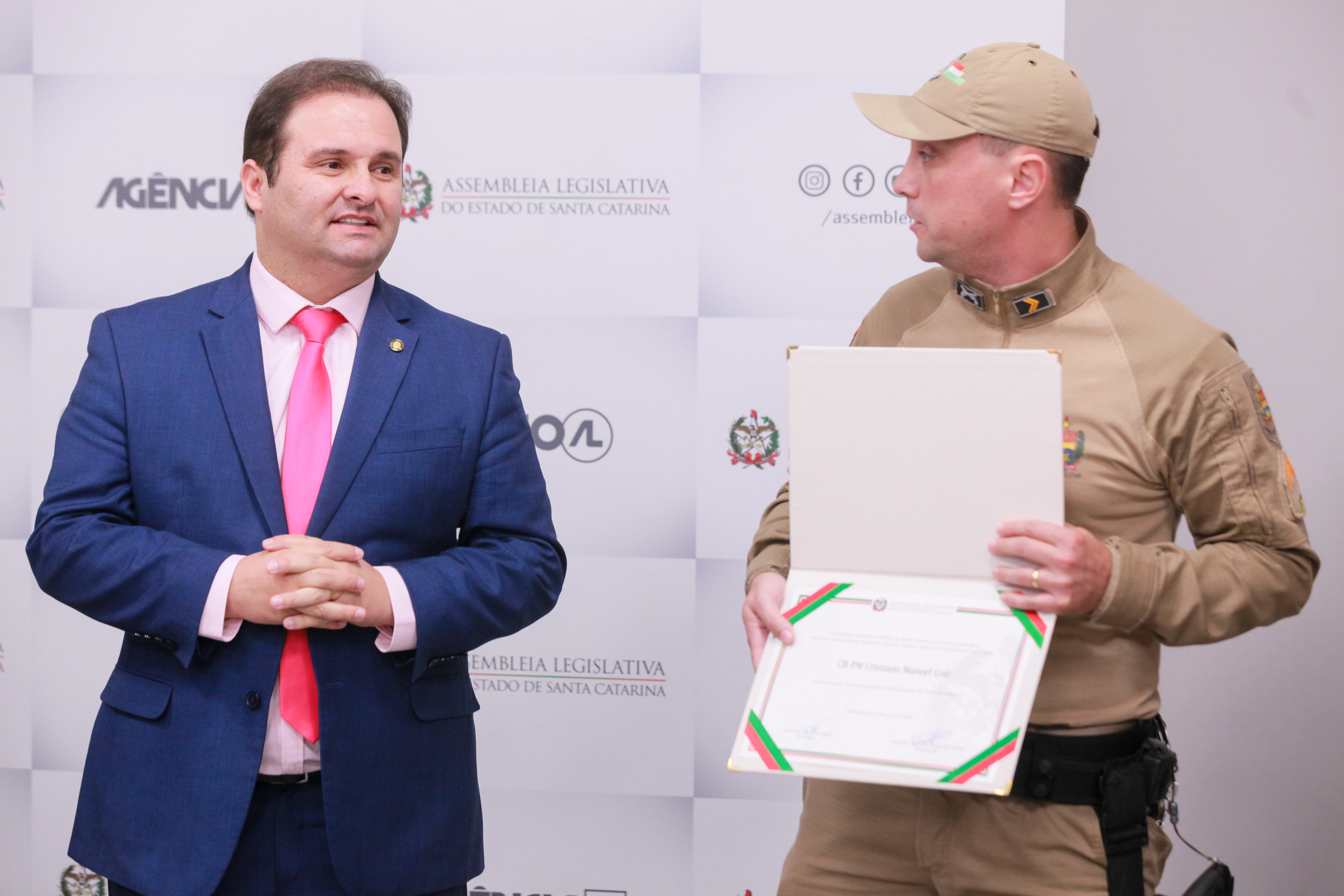 Deputado Sérgio Guimarães entrega Moção de Aplauso a policial Cristiano Manoel Luiz