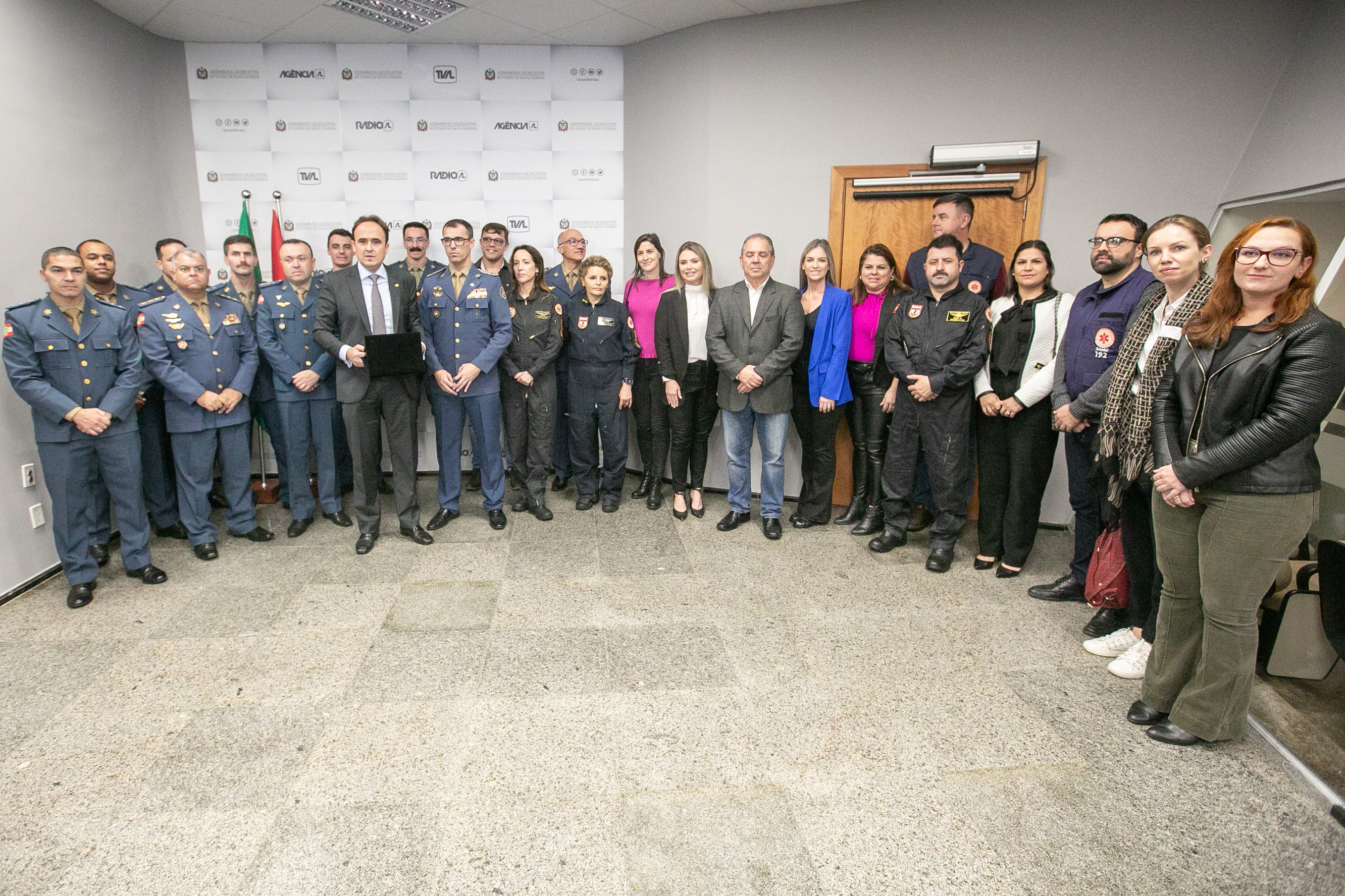 MOÇÃO DE APLAUSO – Deputado Carlos Humberto entrega honraria ao Projeto Sangue Total