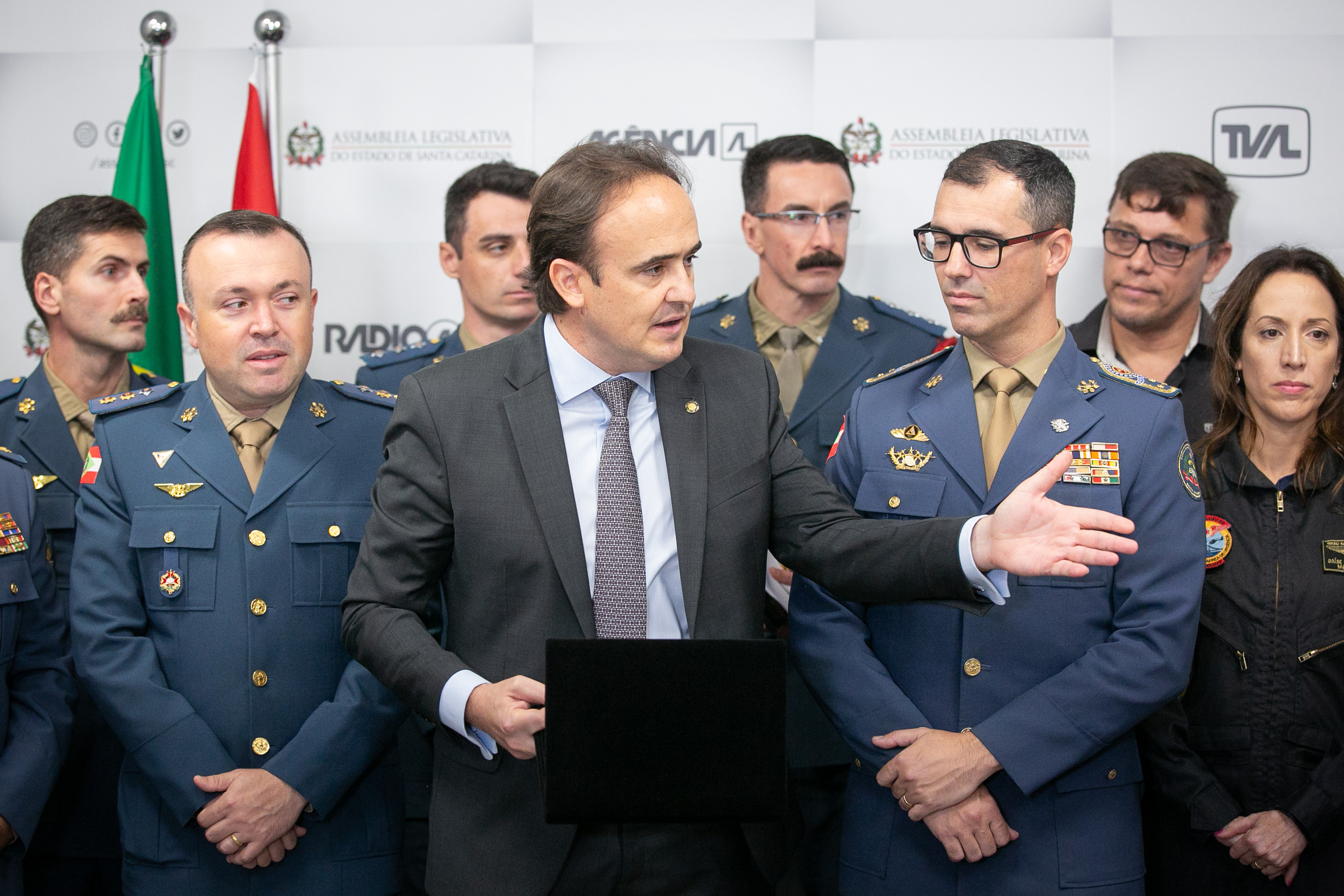MOÇÃO DE APLAUSO - Deputada Carlos Humberto entrega honraria ao Projeto Sangue Total