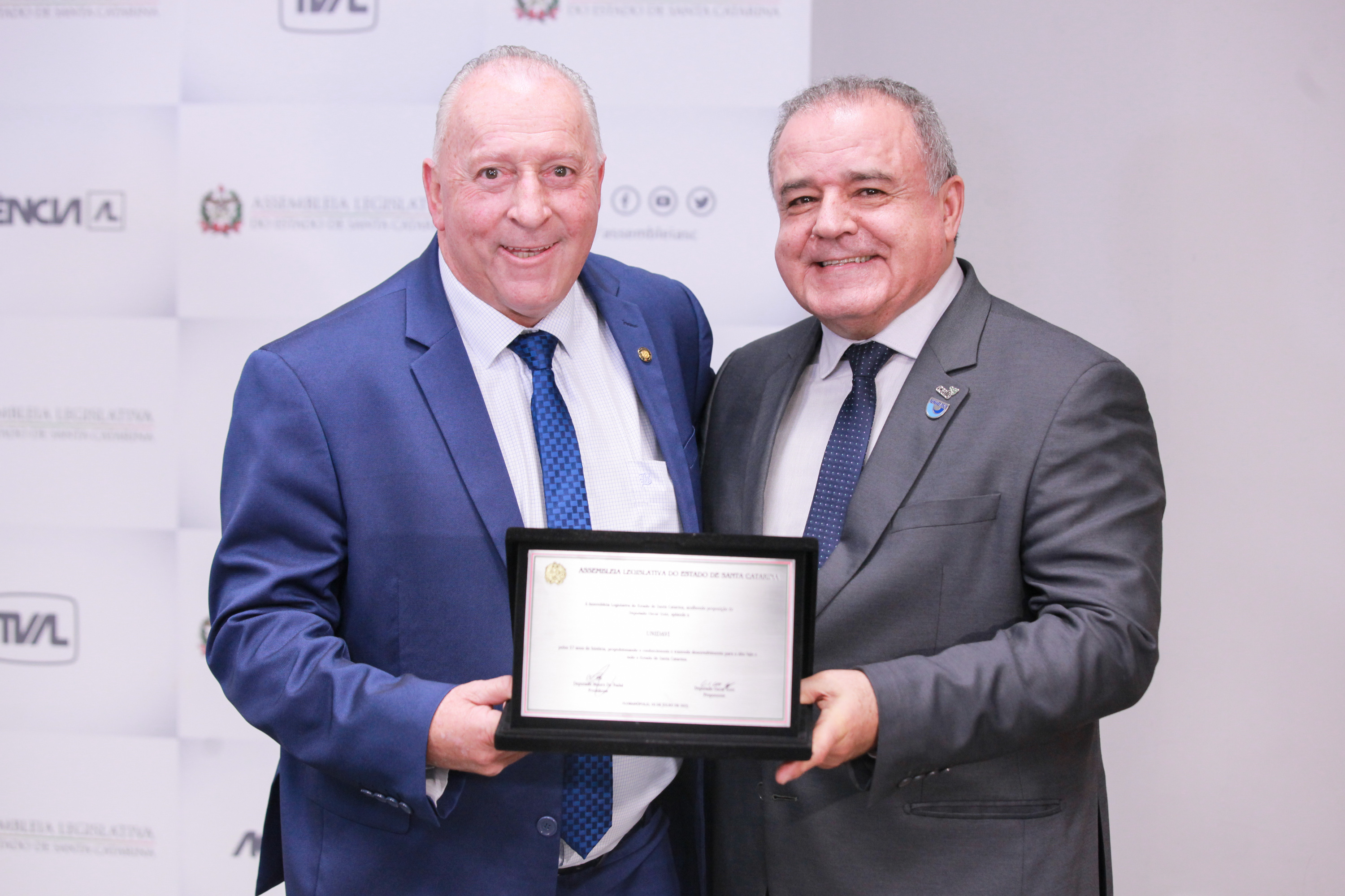 Deputado Oscar Gutz entrega Moção de Aplauso à UNIDAVI