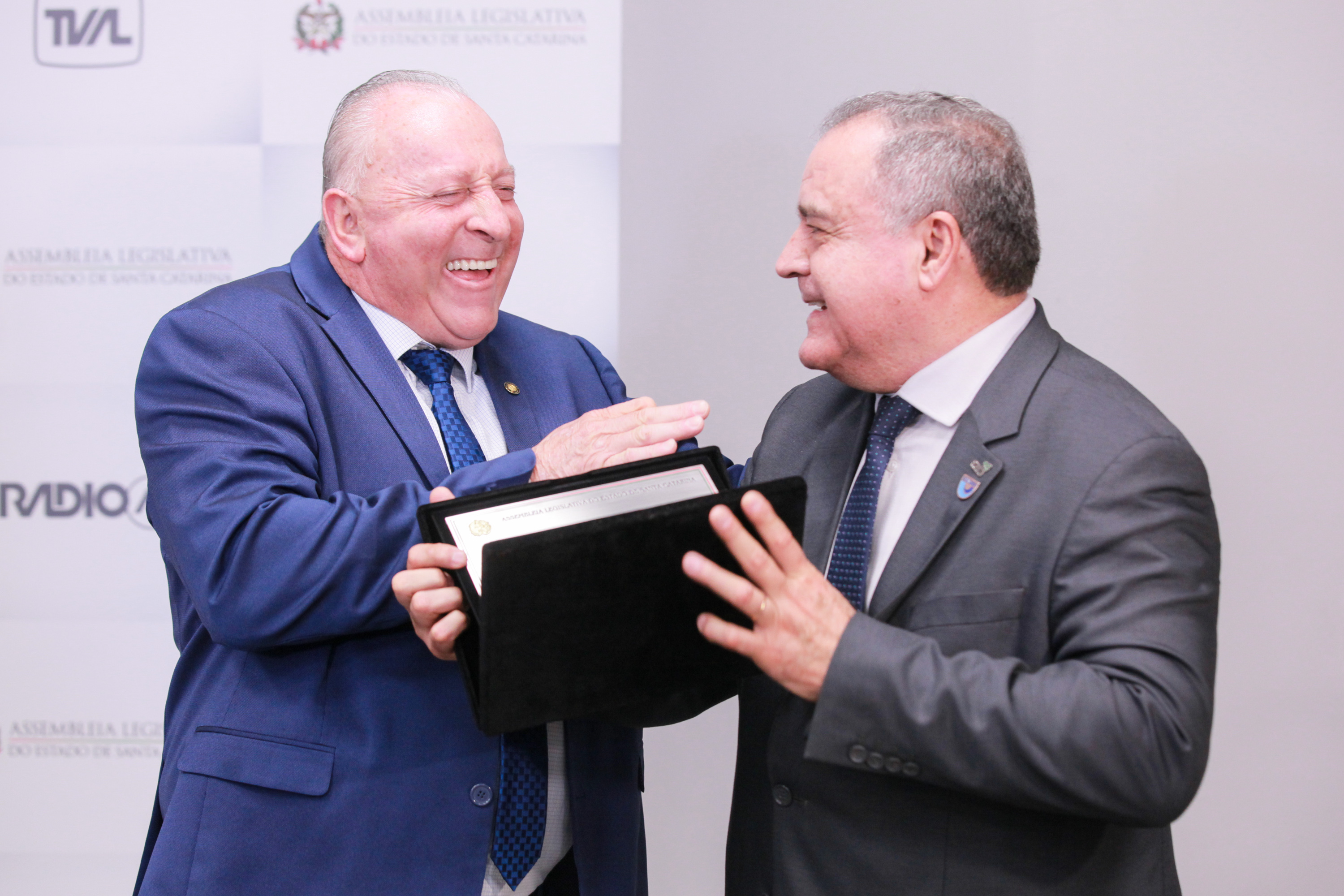 Deputado Oscar Gutz entrega Moção de Aplauso à UNIDAVI