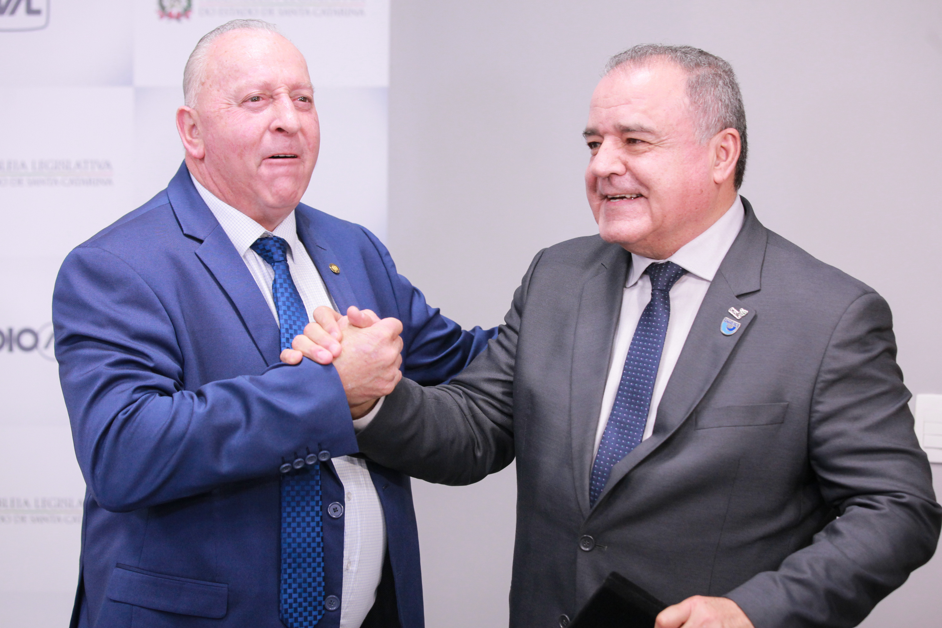 Deputado Oscar Gutz entrega Moção de Aplauso à UNIDAVI