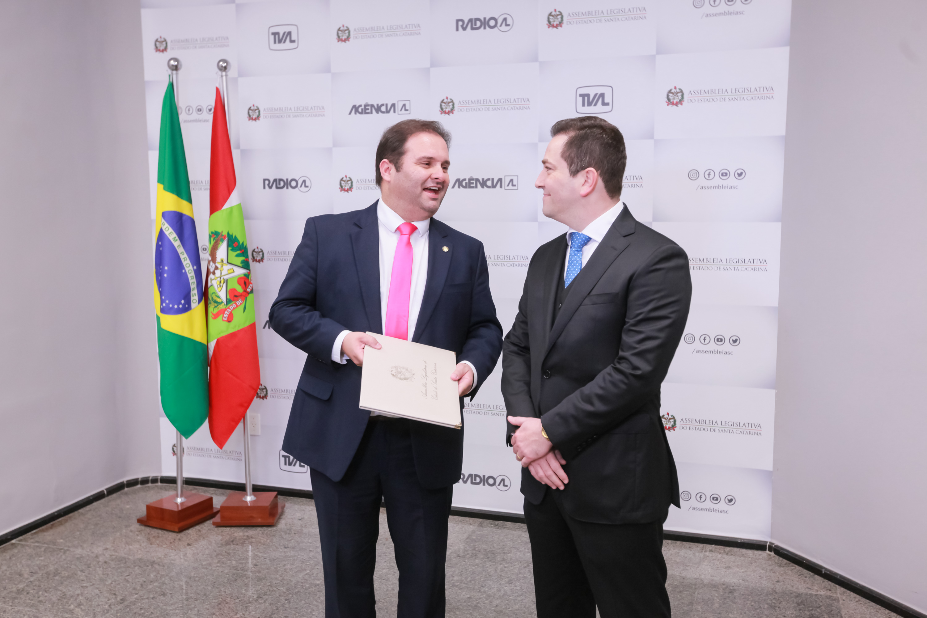 Deputado Sérgio Guimarães entrega Moção de Aplauso a Thiago Coutinho