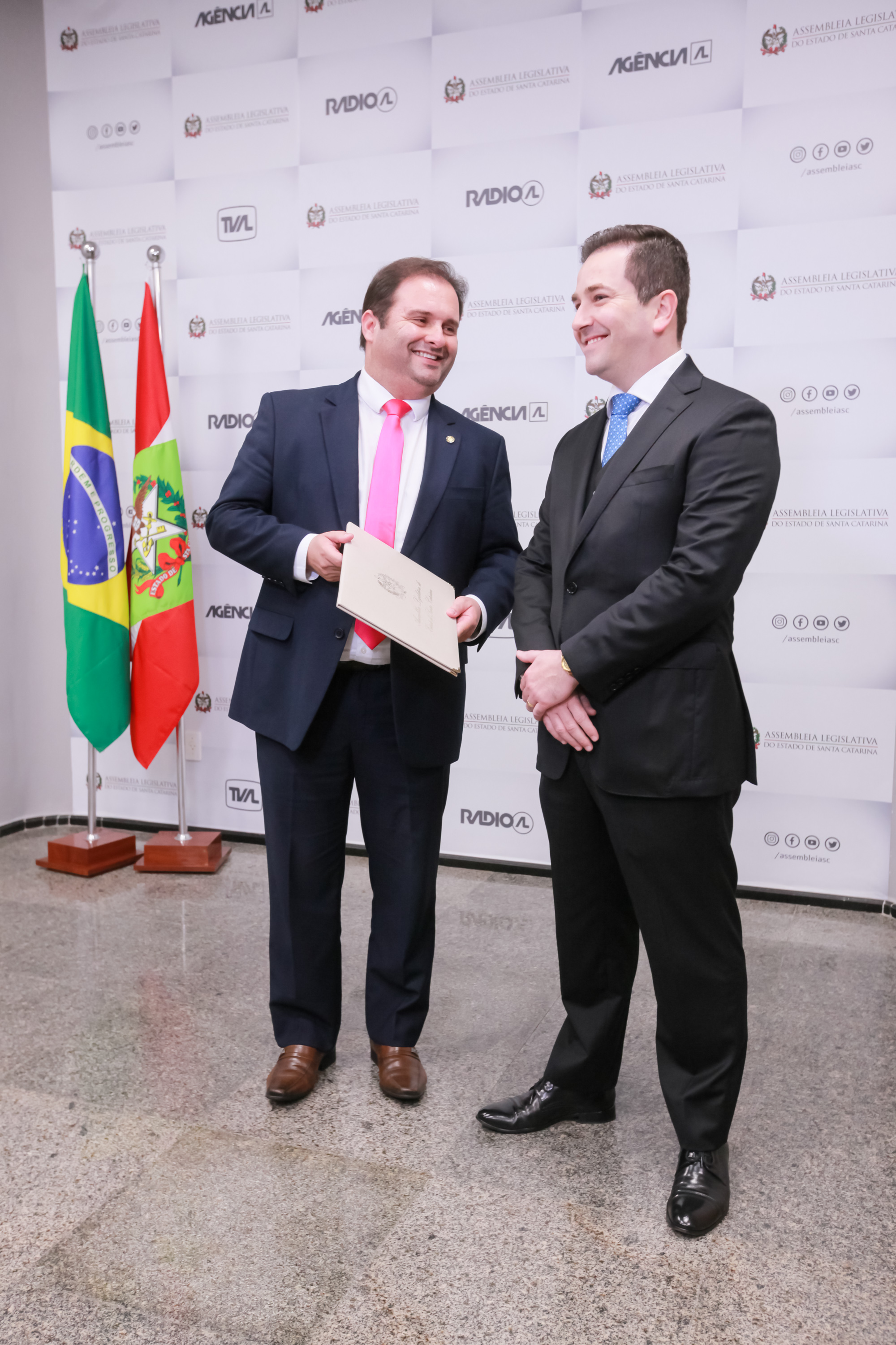 Deputado Sérgio Guimarães entrega Moção de Aplauso a Thiago Coutinho