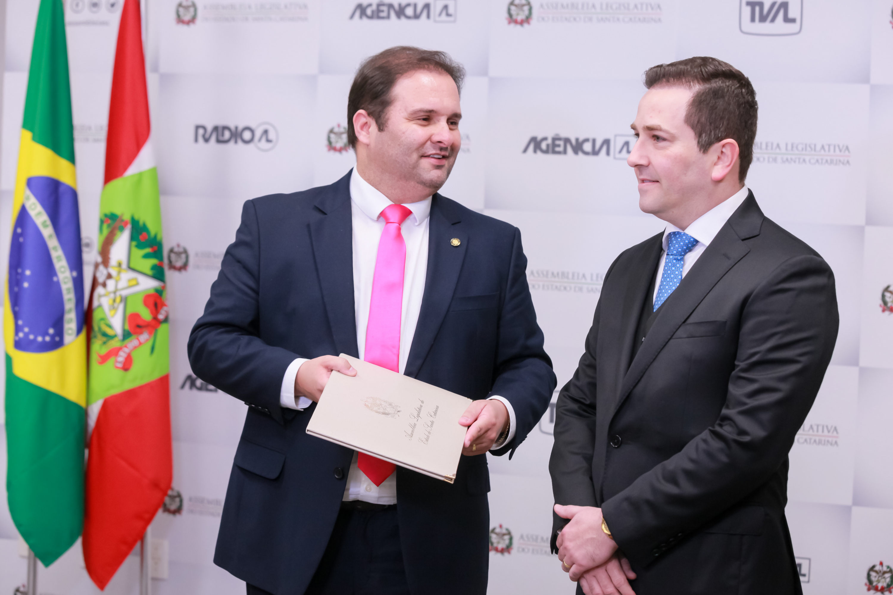 Deputado Sérgio Guimarães entrega Moção de Aplauso a Thiago Coutinho