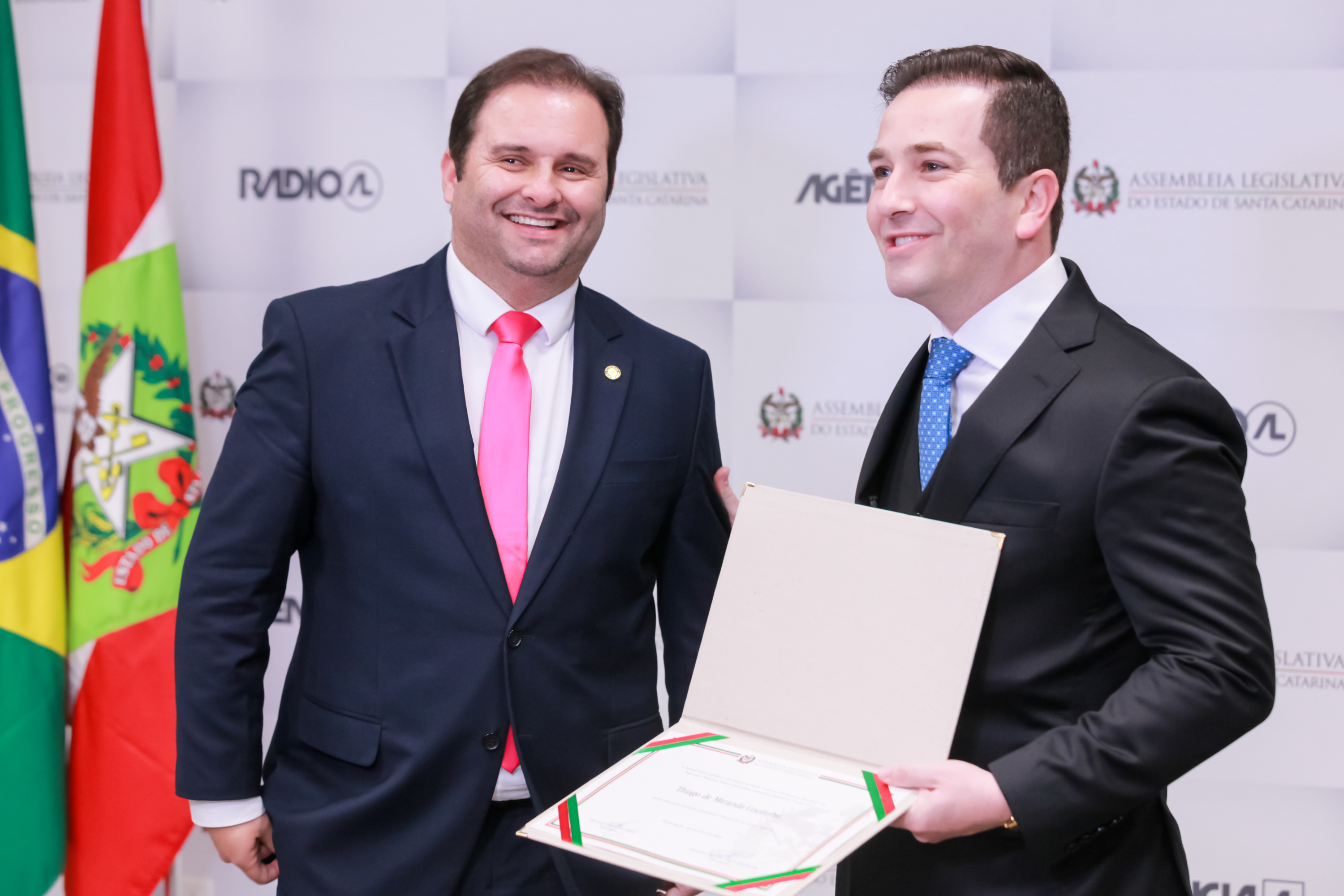 Deputado Sérgio Guimarães entrega Moção de Aplauso a Thiago Coutinho