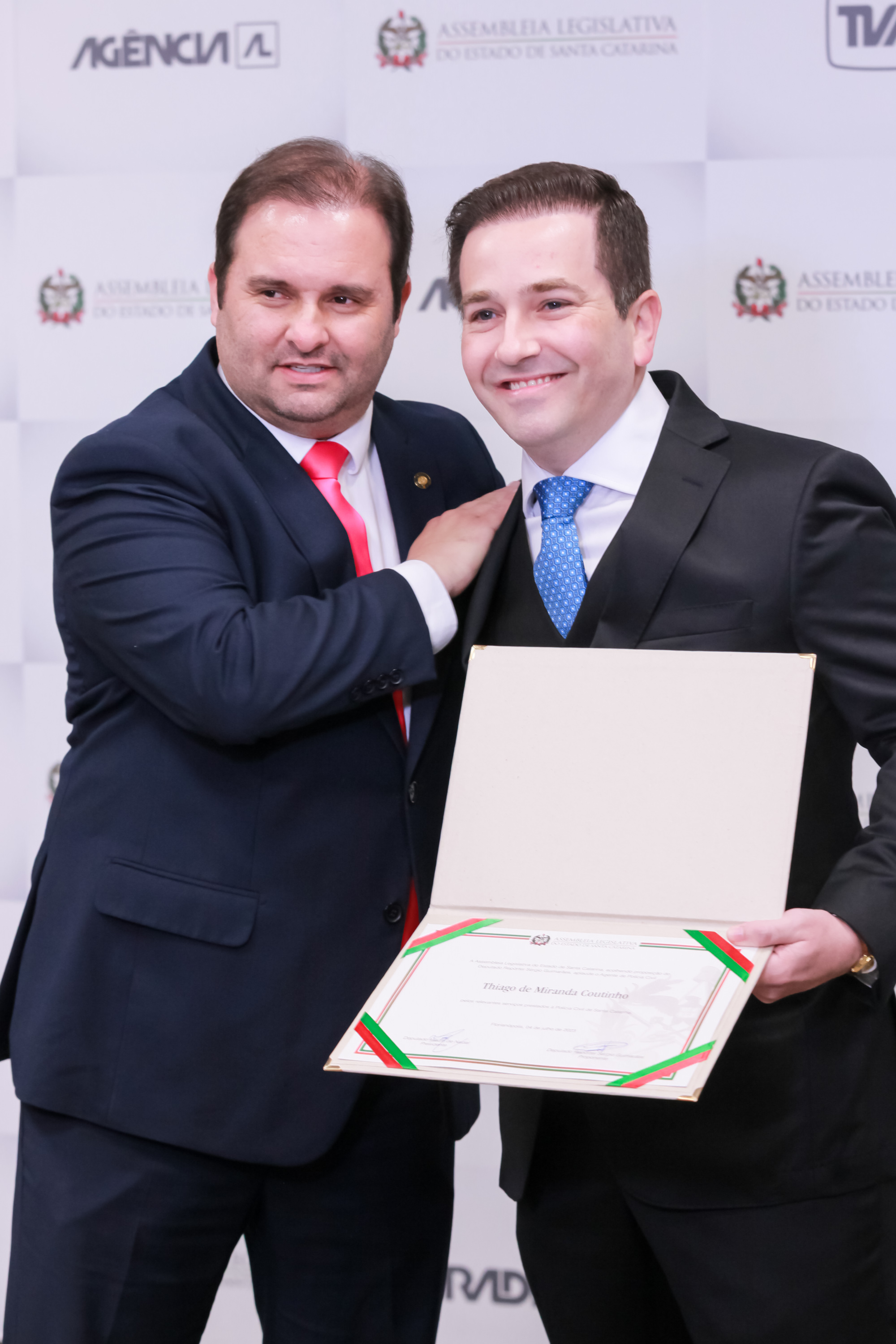 Deputado Sérgio Guimarães entrega Moção de Aplauso a Thiago Coutinho
