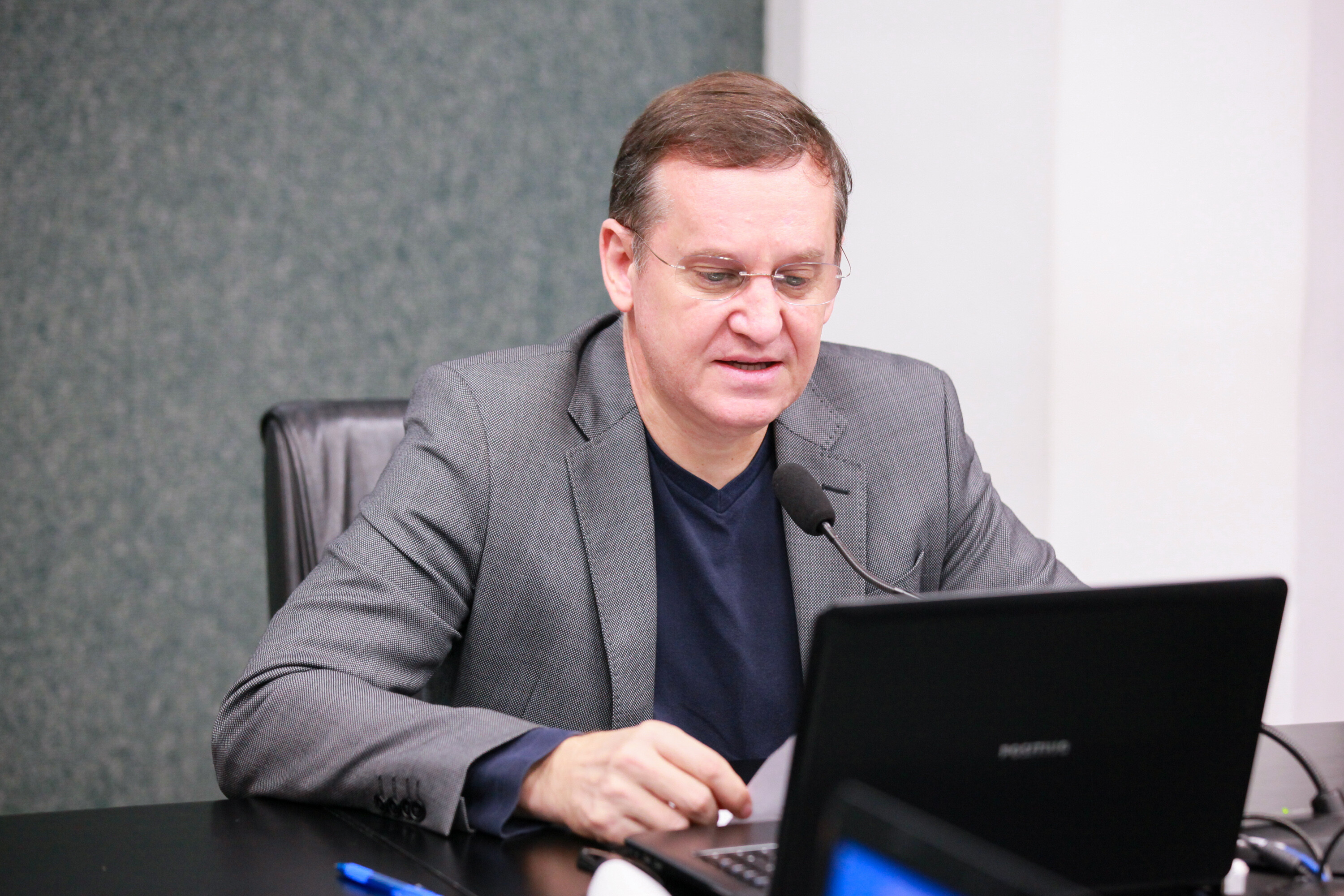 Deputado Jair Miotto, na presidência da Comissão de Economia tratando sobre a implantação do 5G em Santa Catariana