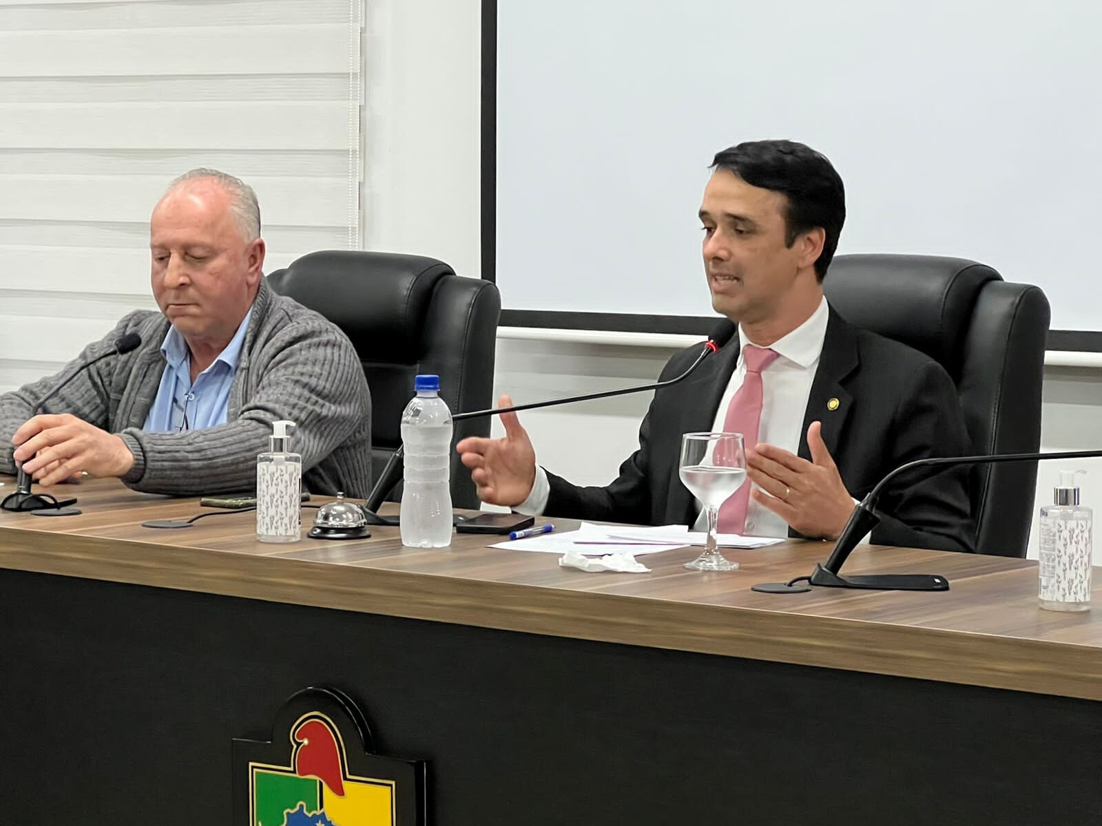 Deputados Orcar Gutz e Marcos da Rosa (ao microfone)