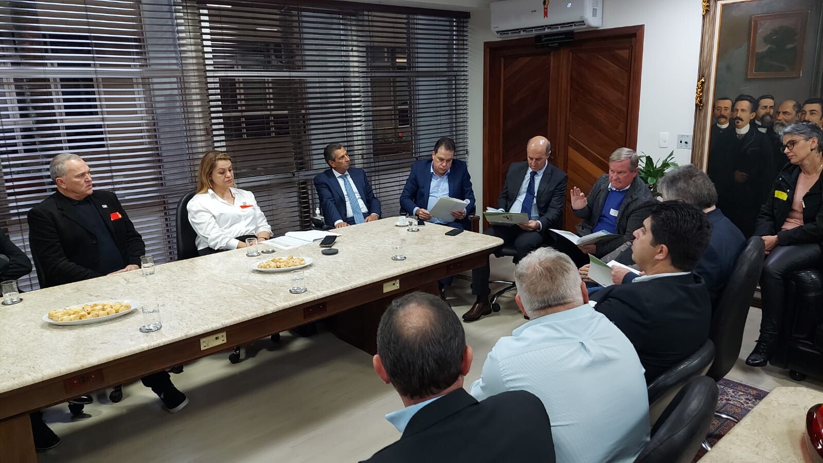 Deputado Rodrigo Minotto, parlamentares da Bancada do Sul e lideranças de Içara