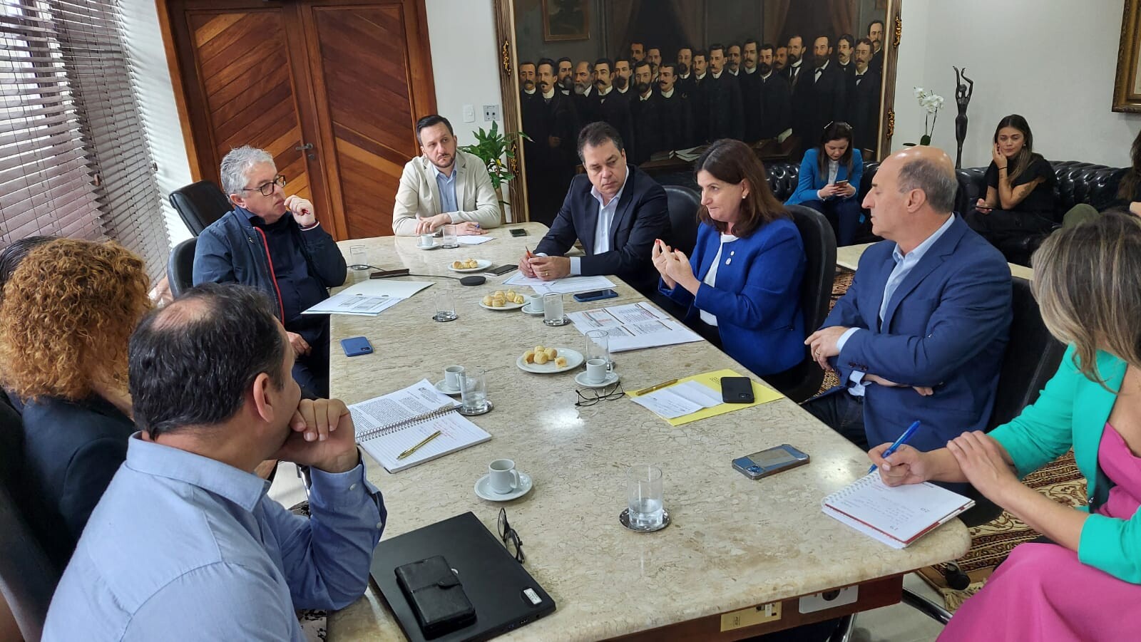 Deputado Rodrigo Minotto e demais parlamentares em reunião com secretária de Estado da Saúde, Carmen Zanotto