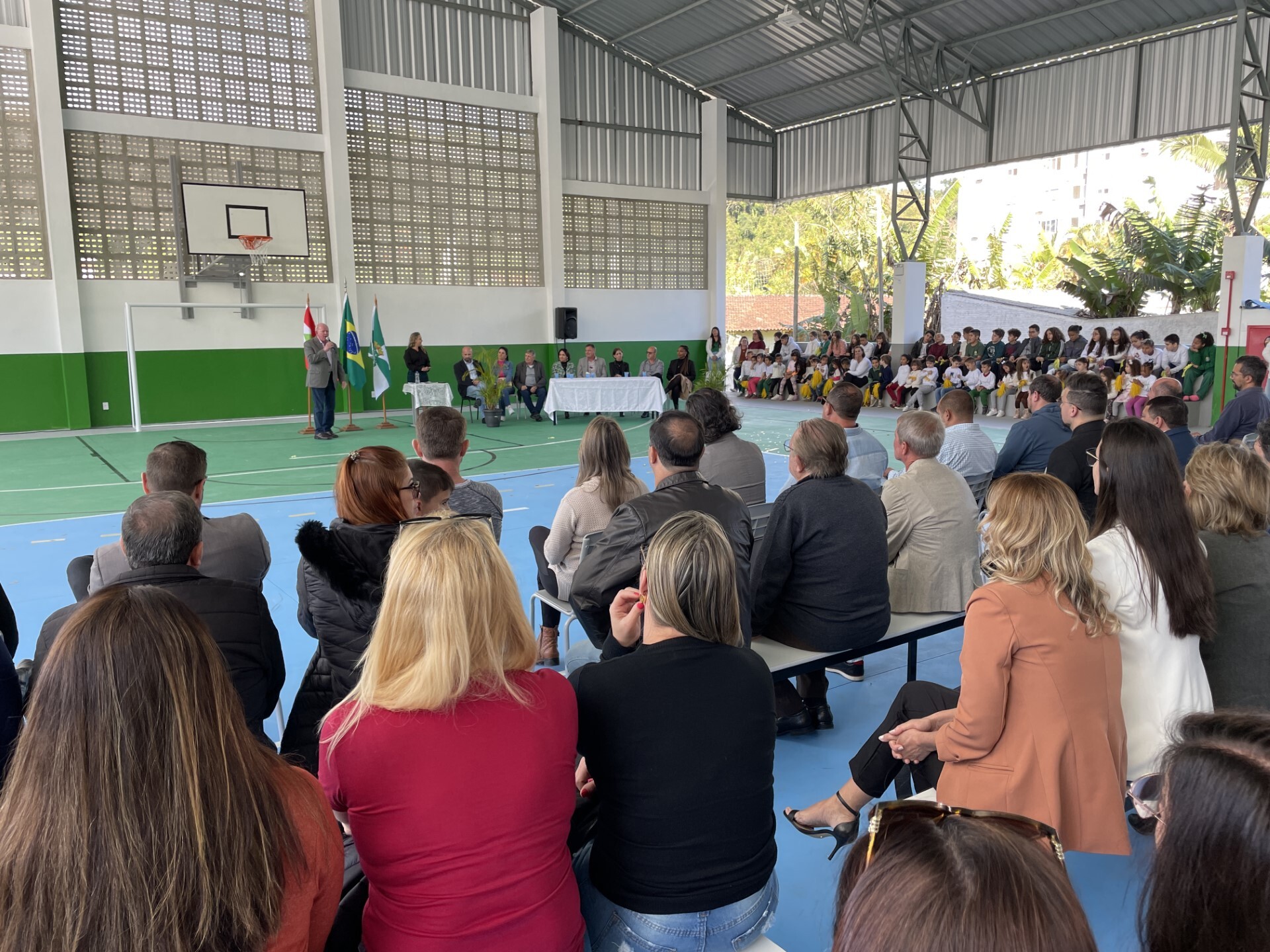 Deputado Marcos Vieira fala à comunidade no ato de inauguração