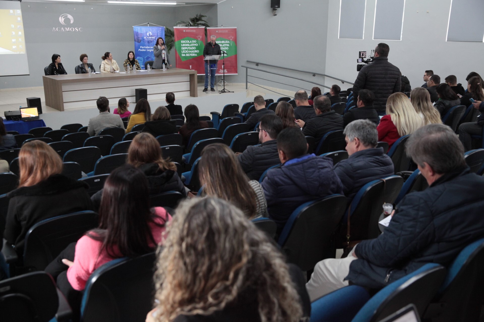 Seminário Legislativo em Ação, em Chapecó, dia 20 de julho, reuniu mais de cem agentes públicos e lideranças políticas da região