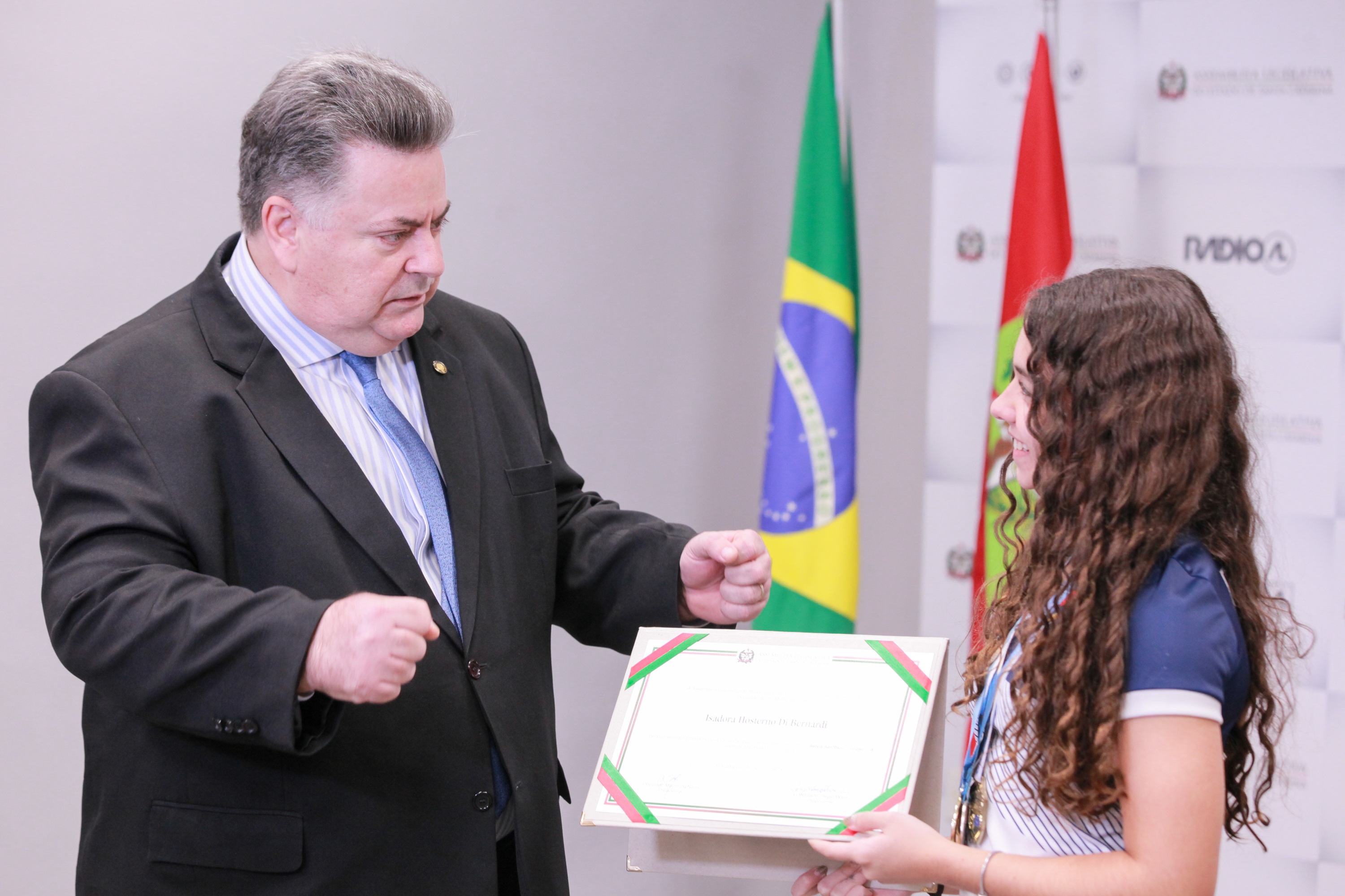 Deputado Sergio Motta entrega homenagem a atleta Isadora di Bernardi