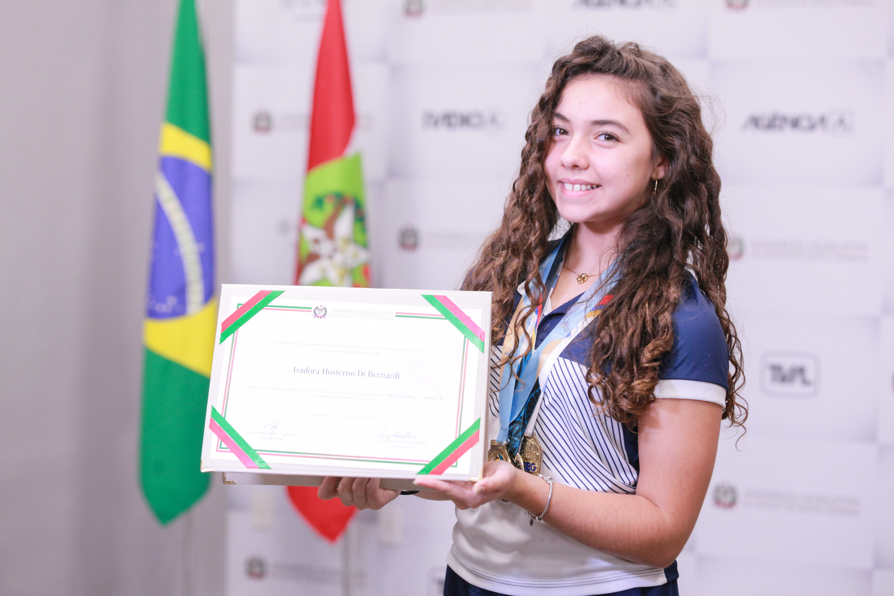 Deputado Sergio Motta entrega homenagem a atleta Isadora di Bernardi