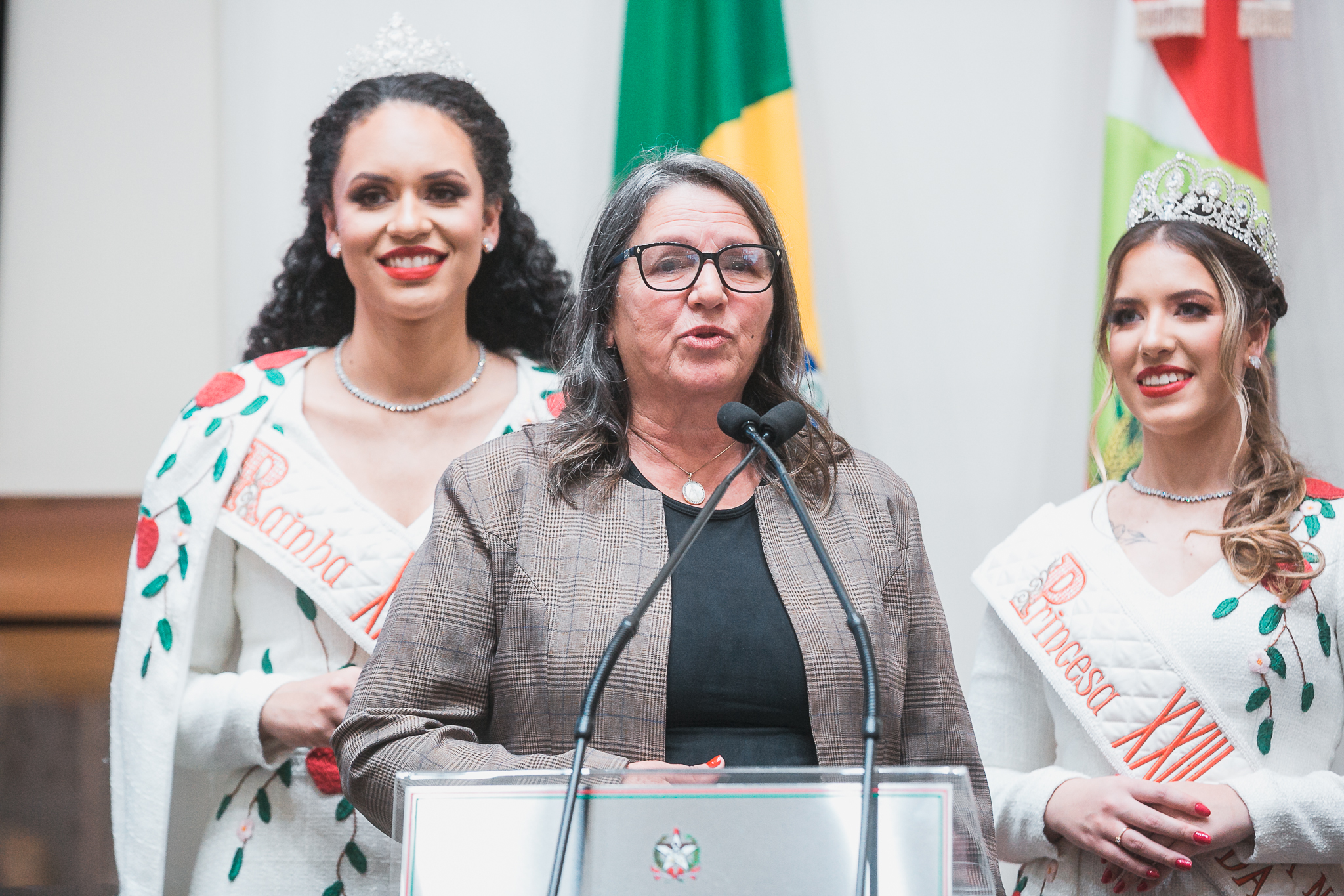 Suspensão de Sessão - Vice-Prefeita e Realeza de São Joaquim convidam para a Festa Nacional da Maçã