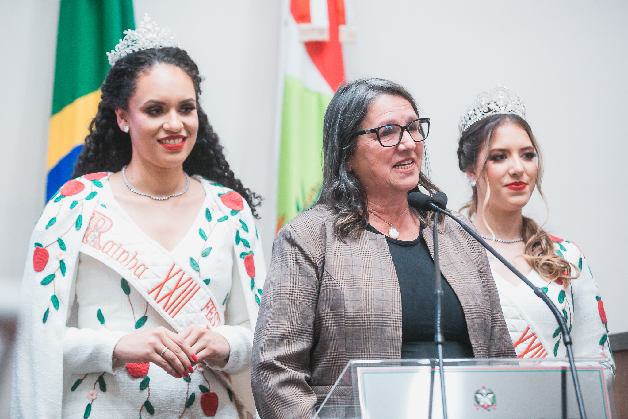 Suspensão de Sessão - Vice-Prefeita e Realeza de São Joaquim convidam para a Festa Nacional da Maçã